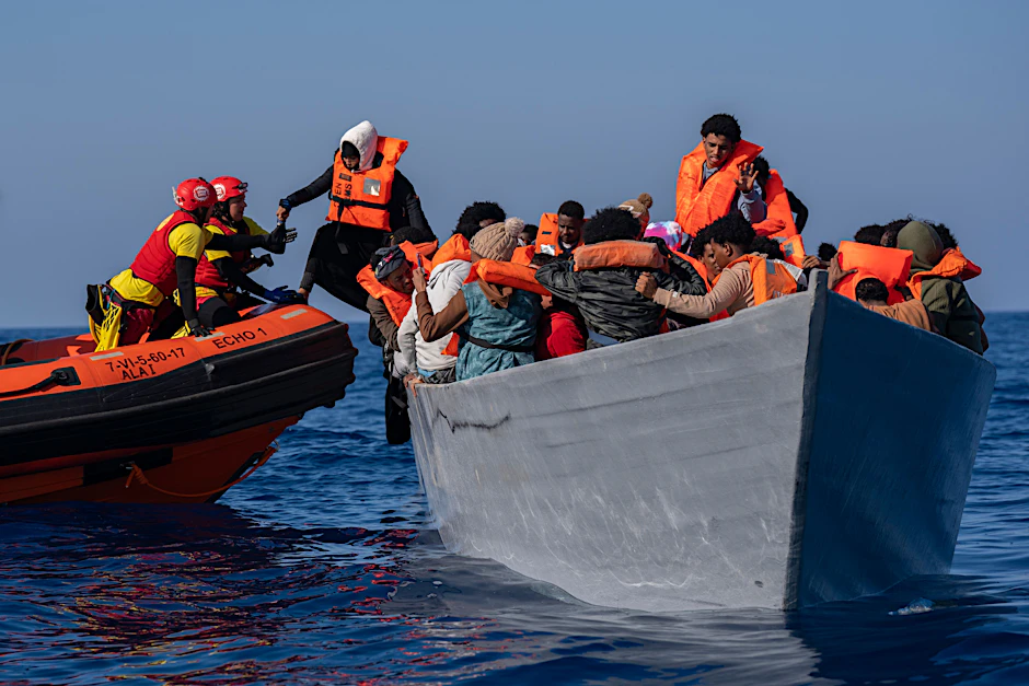 Geflüchtete im Mittelmeer werden von Helfern der spanischen Nichtregierungsorganisation Open Arms in Empfang genommen.