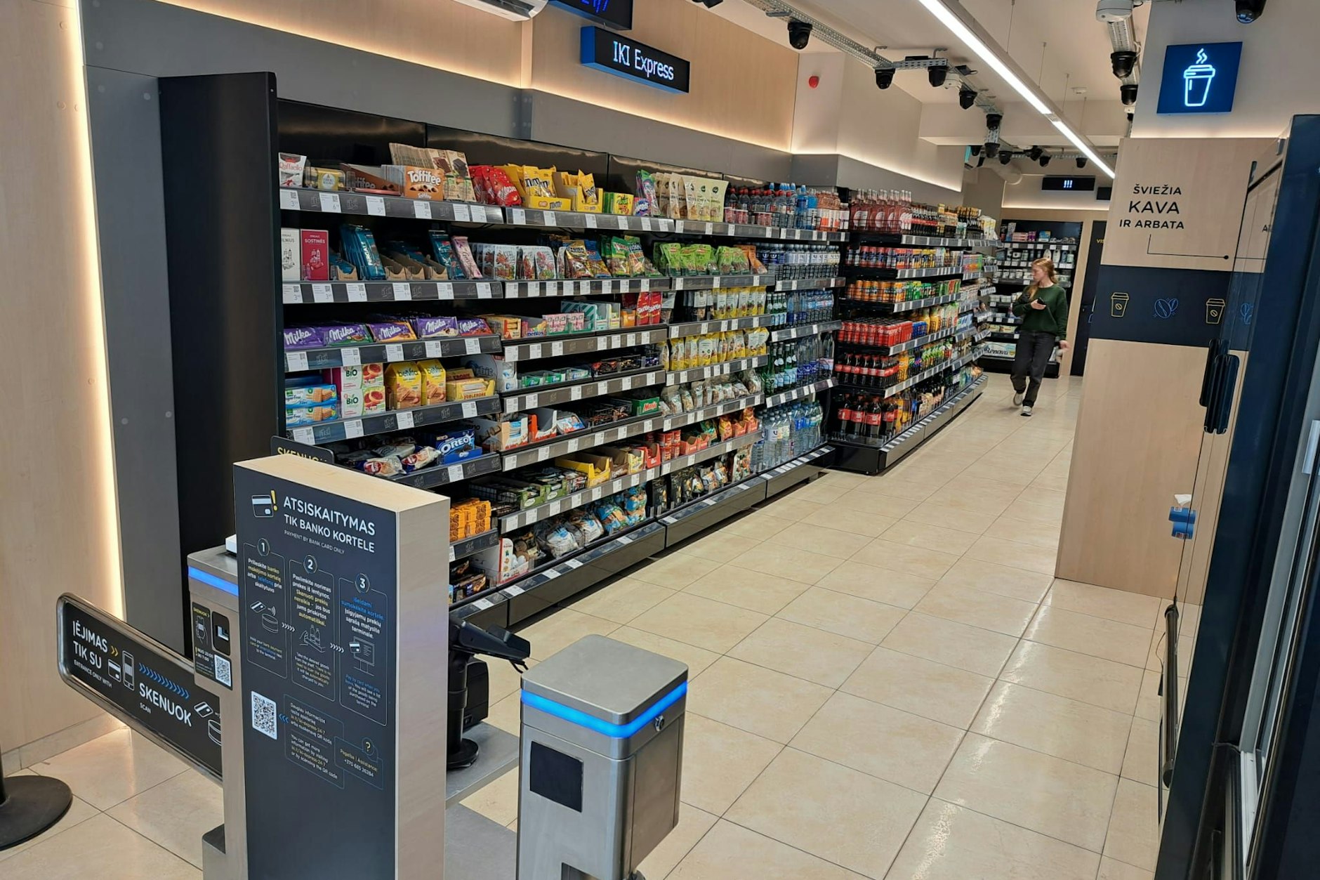 Die Schranke öffnet sich nur mit einer Kreditkarte: der 24/7-Shop in Vilnius.