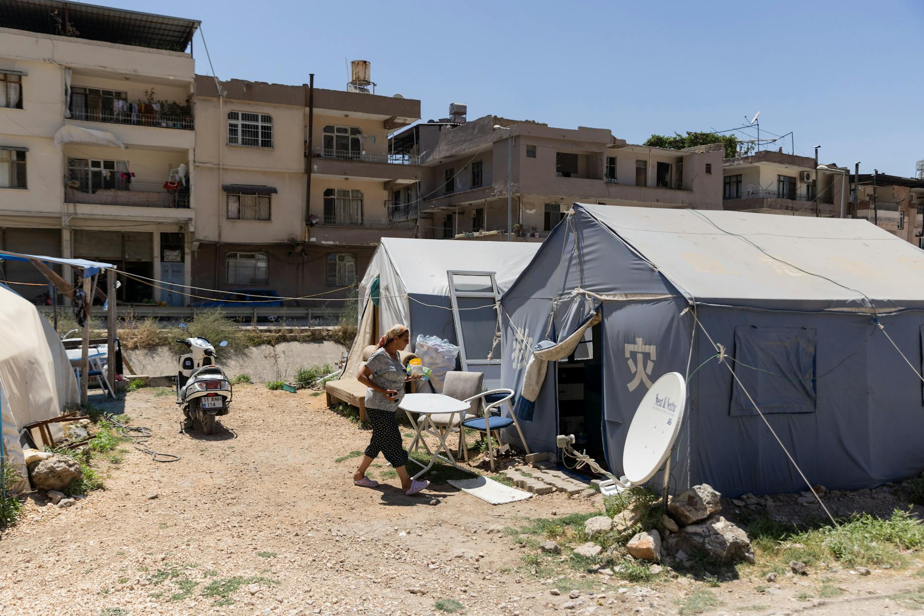 Ayfer Orukcu wohnt zurzeit in einem Zelt. Ihr Haus wurde bei dem Erdbeben vor sechs Monaten zerstört.