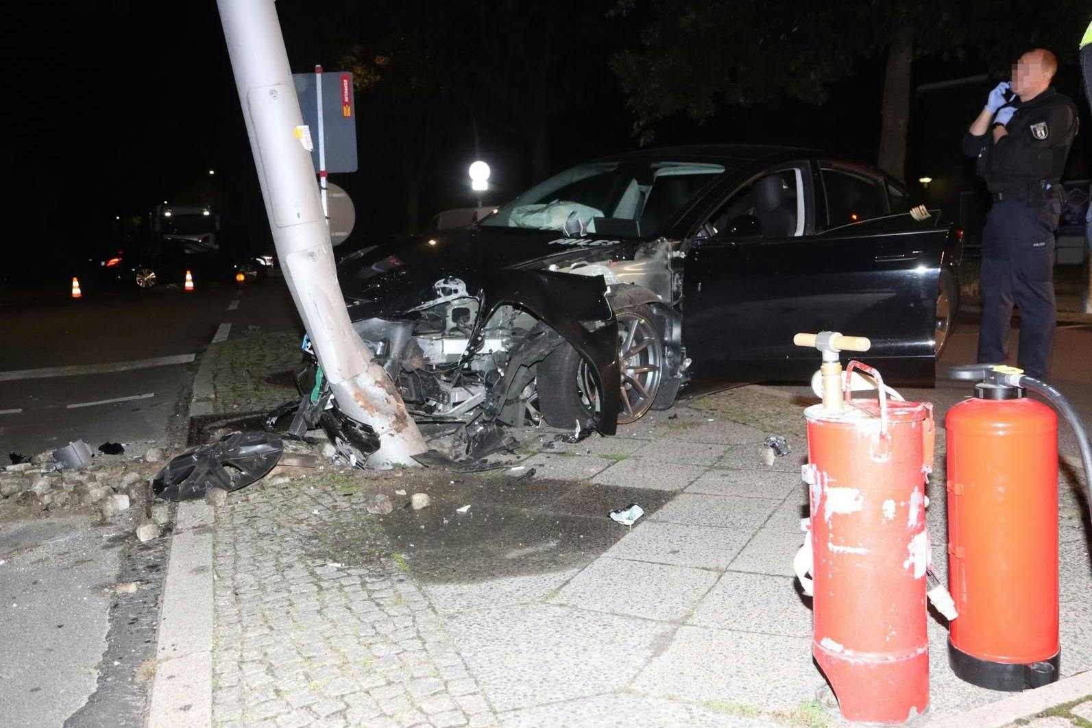 Vermutlich mit deutlich überhöhter Geschwindigkeit krachte dieser Tesla in Neukölln gegen einen Lichtmast.