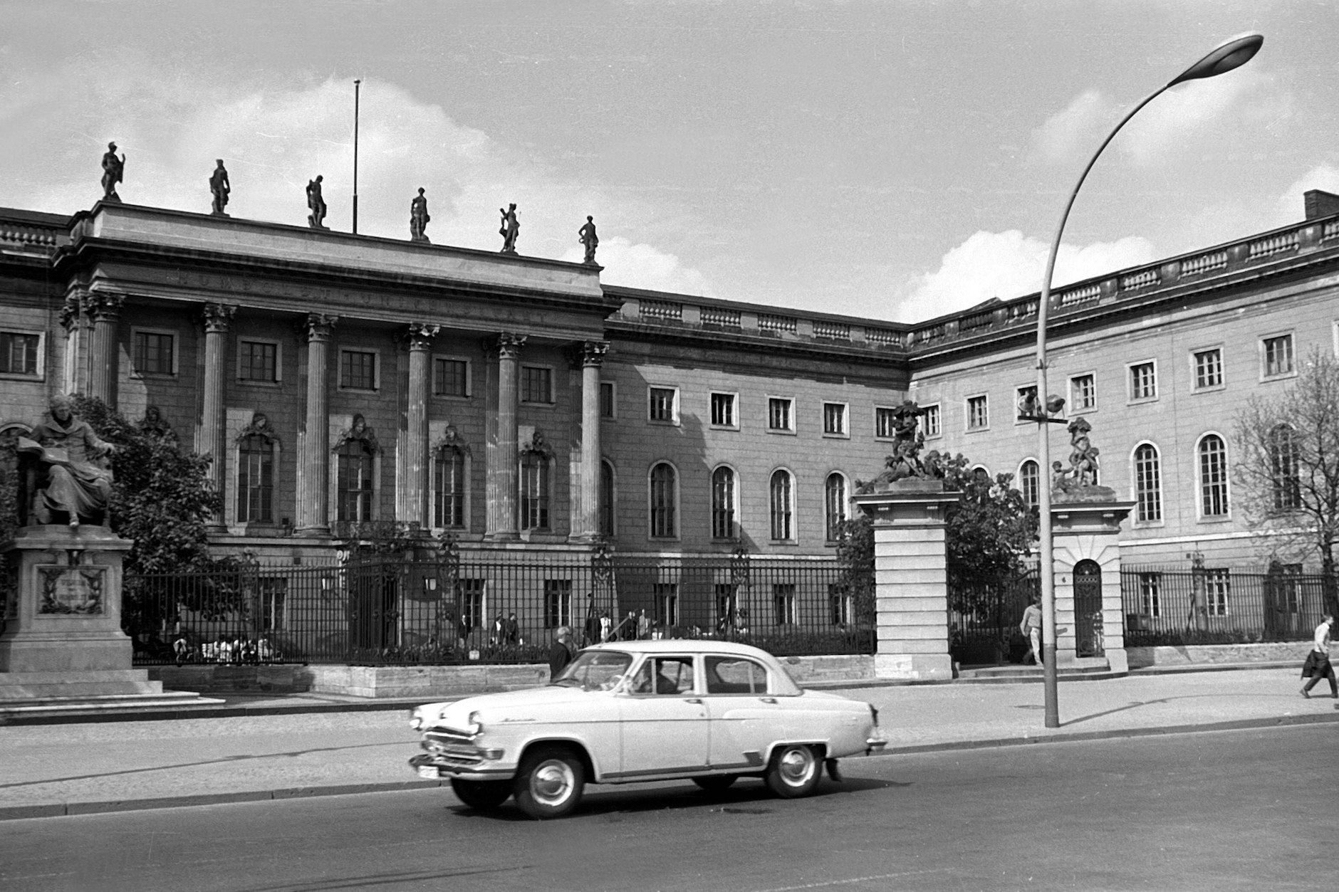 Als die <a href="https://www.berliner-zeitung.de/topics/berliner-mauer">Mauer</a> sich öffnete, studierte unsere Autorin Philosophie an der Ost-Berliner Humboldt-Universität.