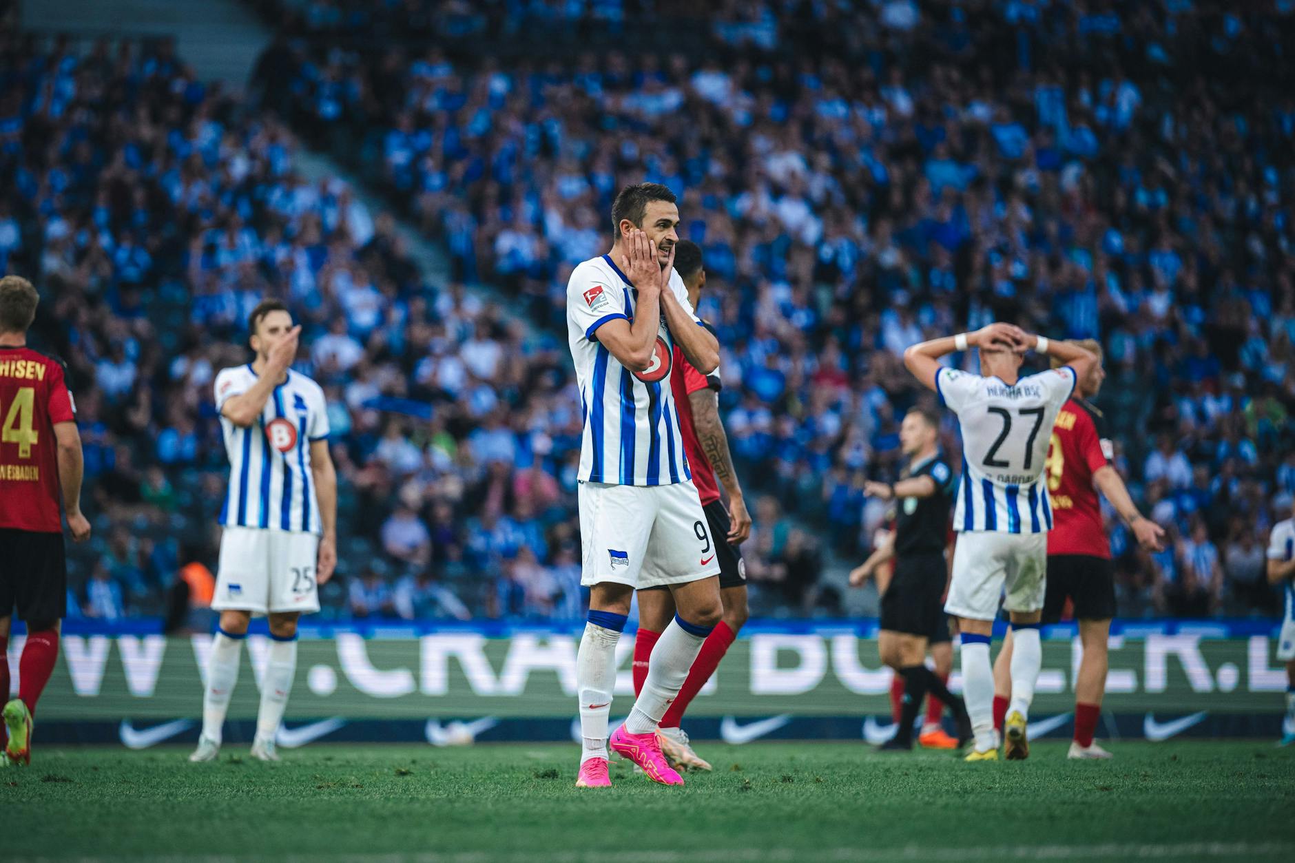 Auch nach dem ersten Heimspiel gegen Wehen Wiesbaden bleiben Smail Prevljak (Vordergrund) und Hertha BSC auf der Verliererseite.