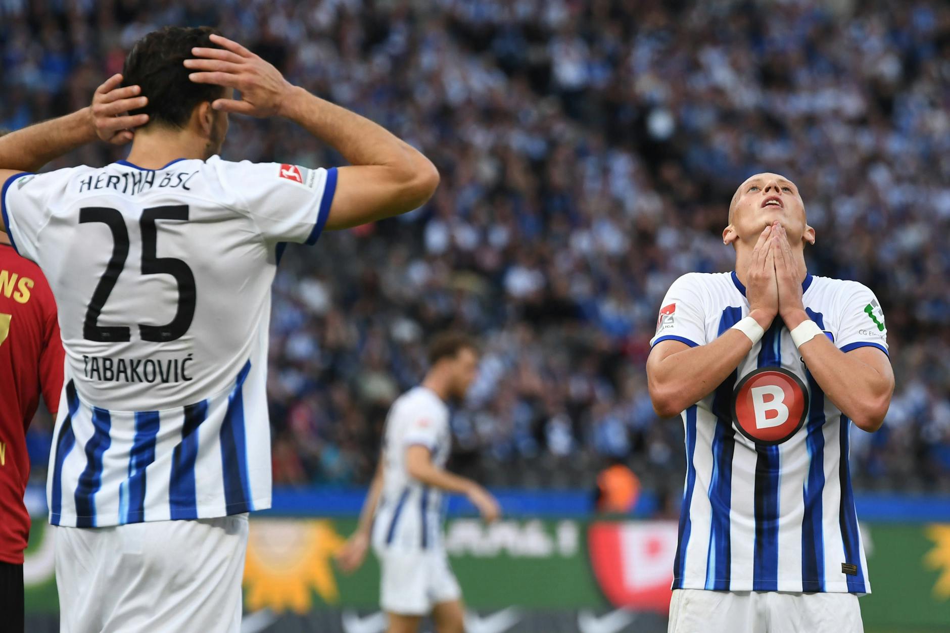 Palko Dardai und Haris Tabakovic können es nicht fassen: Hertha BSC verliert 0:1 gegen Wehen Wiesbaden.