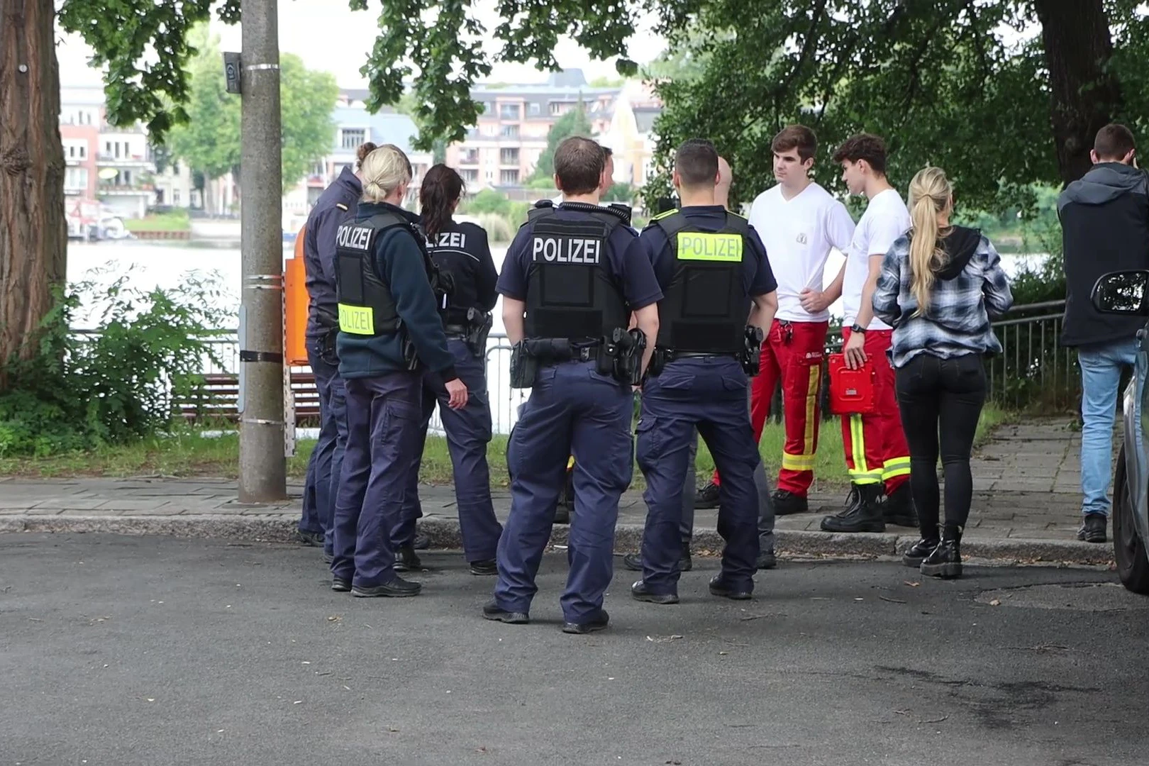 Rettungskräfte und Polizei am Ort.