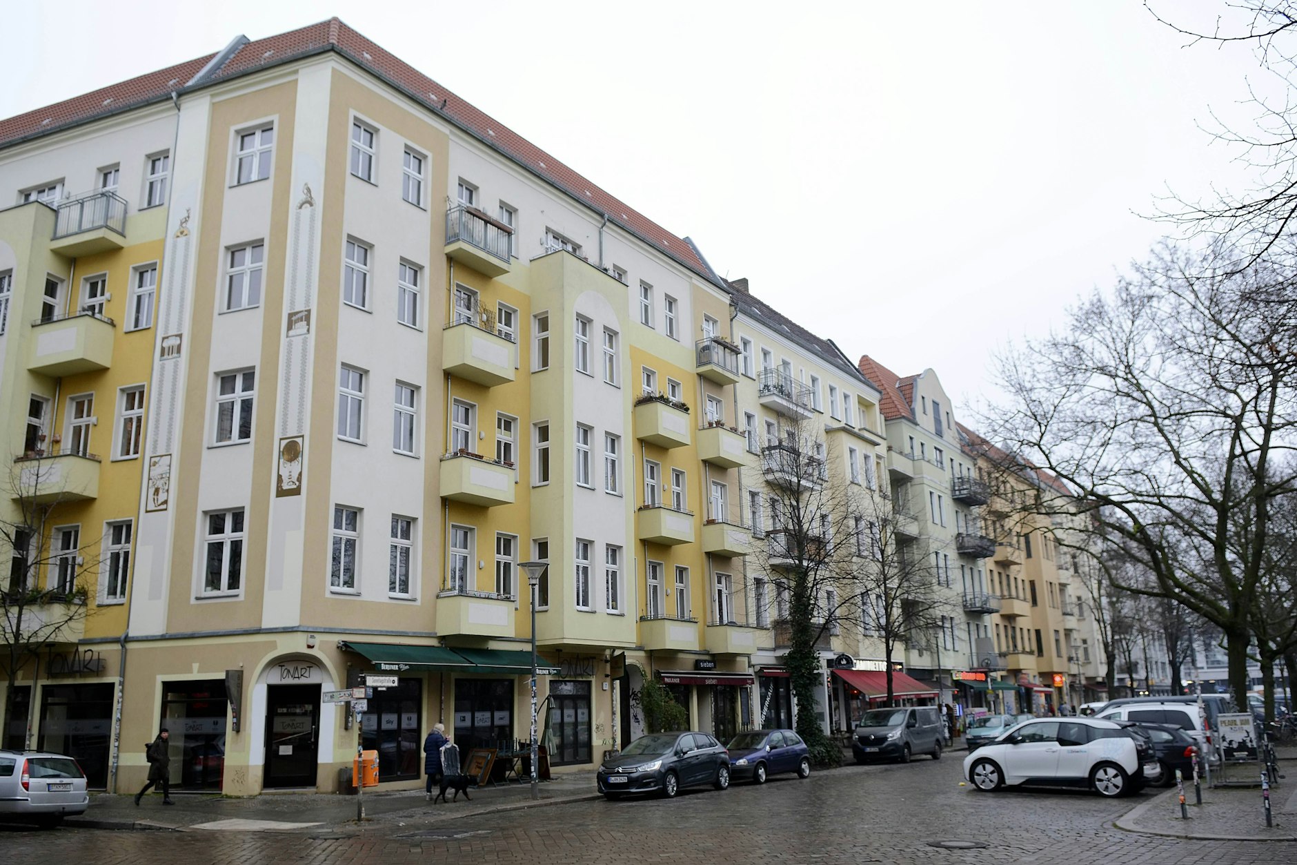 Homophober Angriff auf Polizisten in Berlin – Frau bricht sich Arm