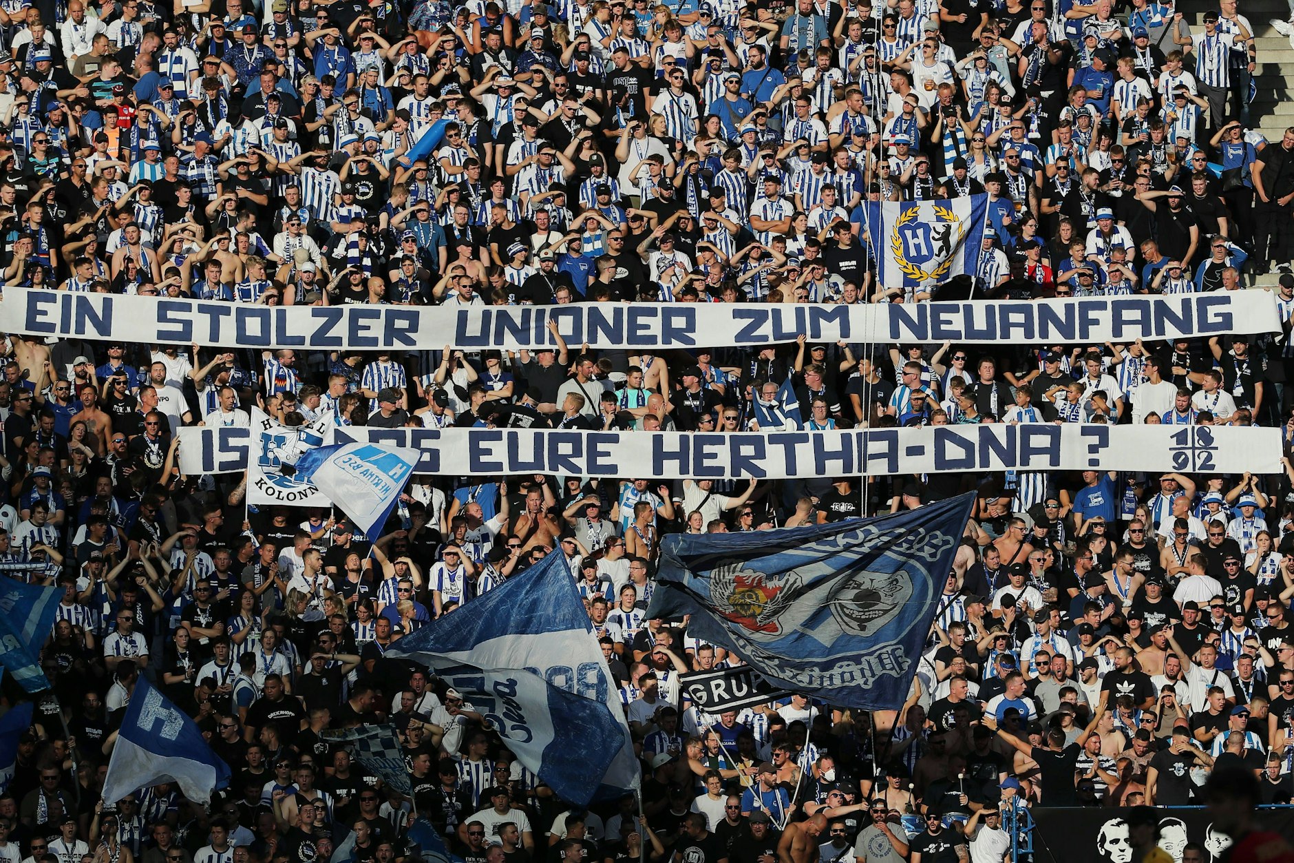 Dieses Banner war beim Anpfiff des Heimspiels gegen SV Wehen in der Ostkurve zu sehen. Es richtete sich gegen Toni Leistner.