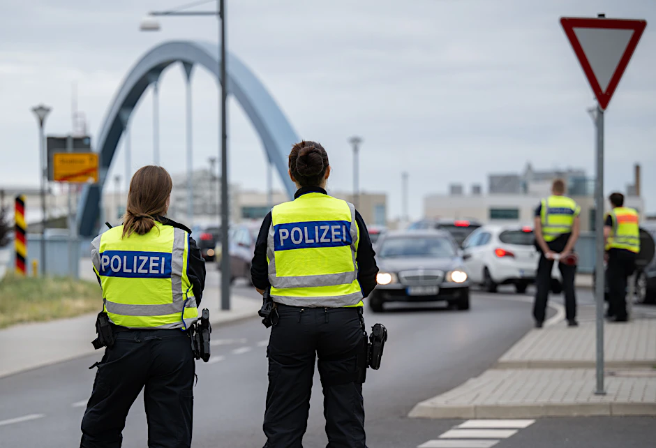 Polizisten stehen an der deutsch-polnischen Grenze.&nbsp;