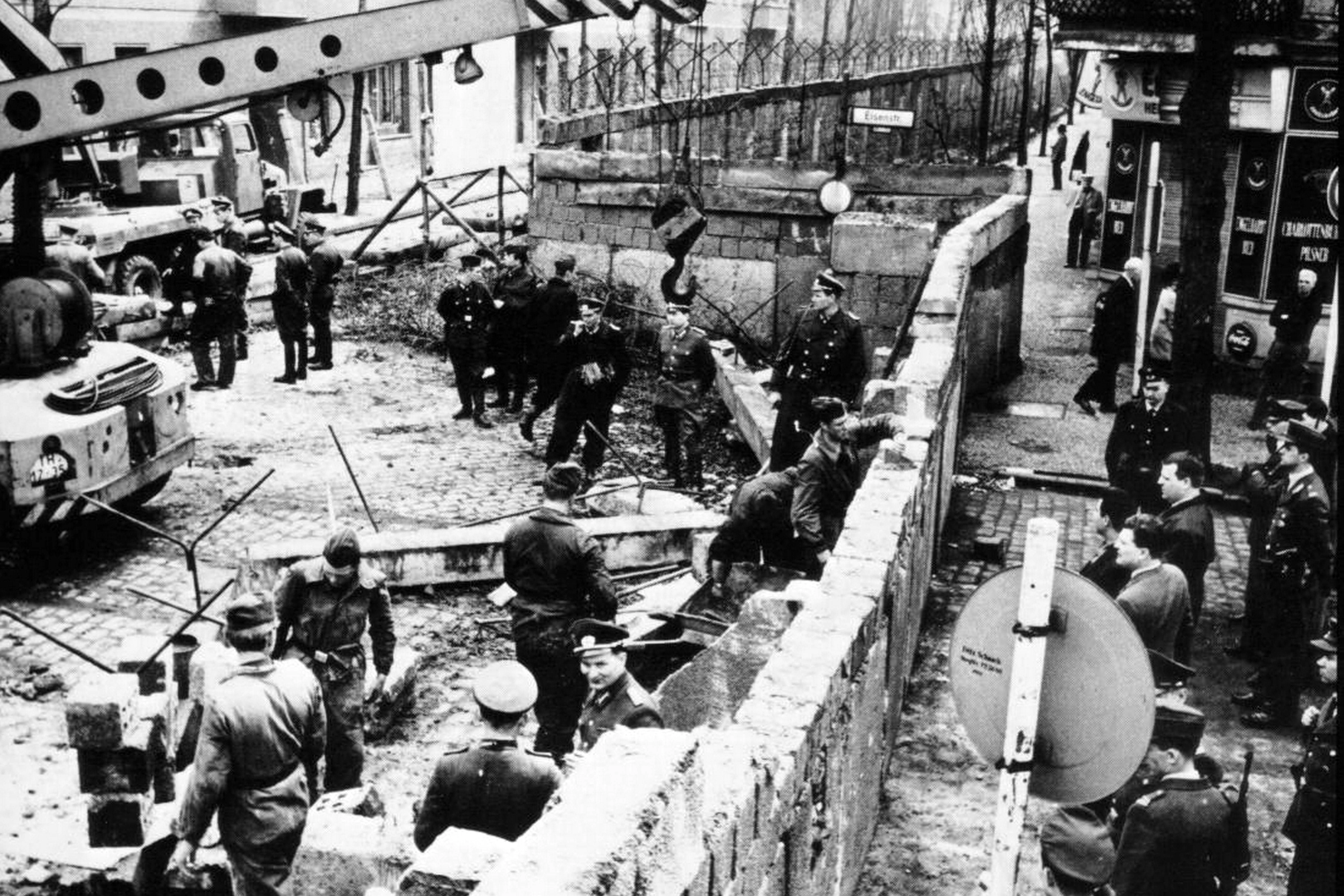 Die Mutter der Autorin war 19, als die Mauer gebaut wurde, und 47, als sie fiel.