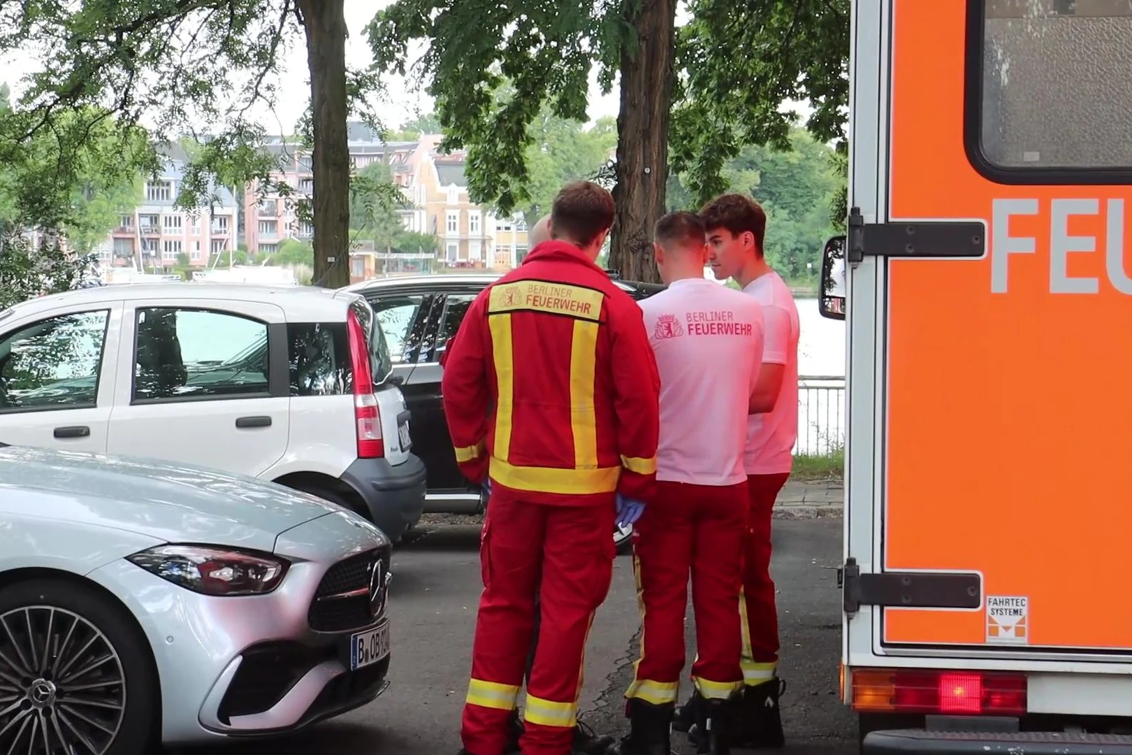 Die Feuerwehr hat den Toten vom Langen See in Grünau geborgen.