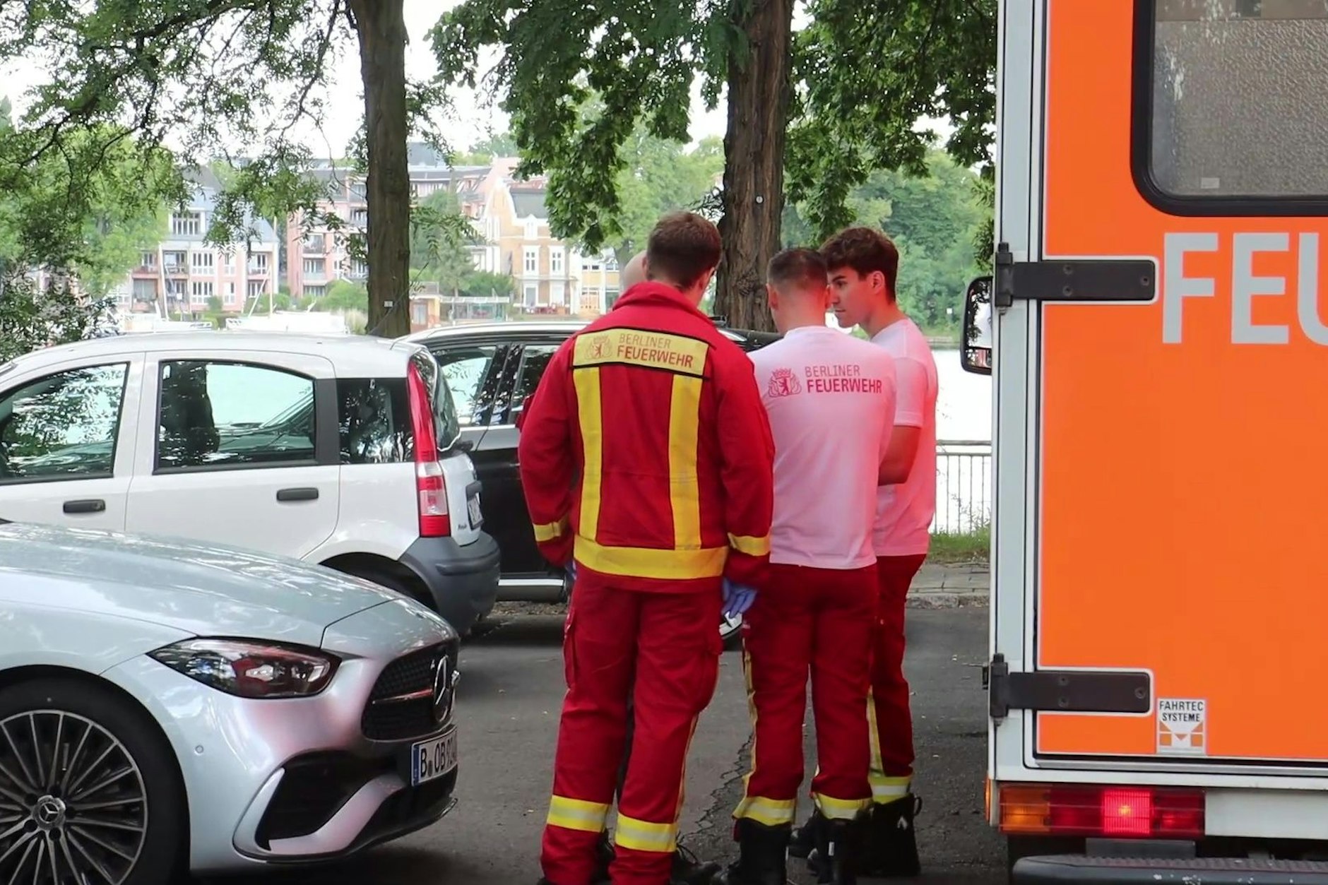 Die Feuerwehr hat den Toten vom Langen See in Grünau geborgen.