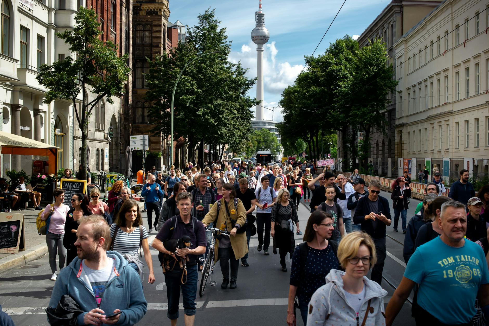 Eine „Querdenken“-Demo am 28. August 2021
in Berlin. Eine ähnliche Demonstration soll am Samstag stattfinden. Es sind Gegenproteste geplant.