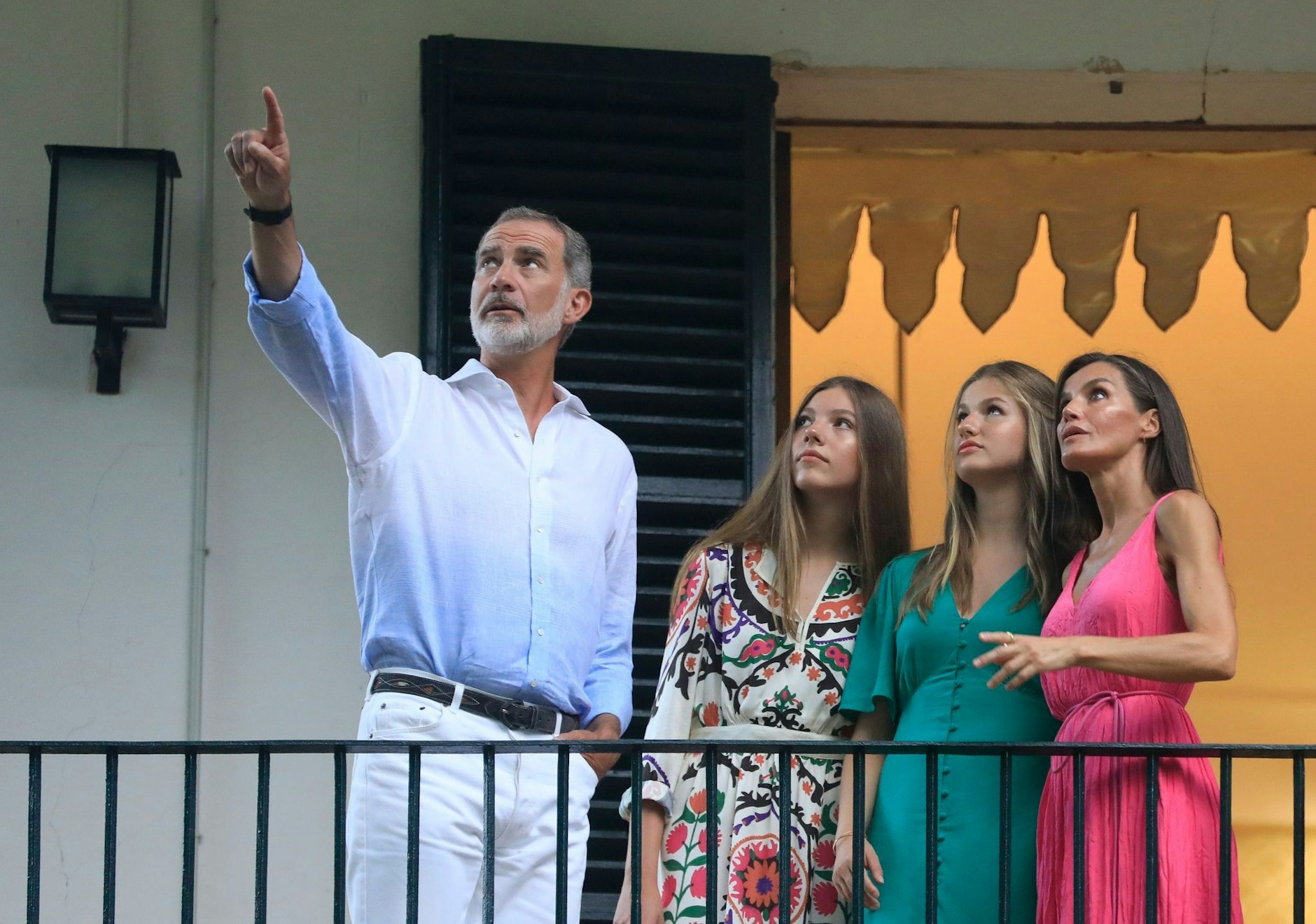 dpatopbilder - König Felipe VI. (l-r), mit seinen Töchtern Sofia und Leonor sowie Königin Letizia beim Besuch des Dorfes Bunyola.  