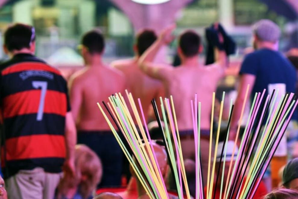 Die Strohhalme im Sangría-Eimer wären dann bereit ...