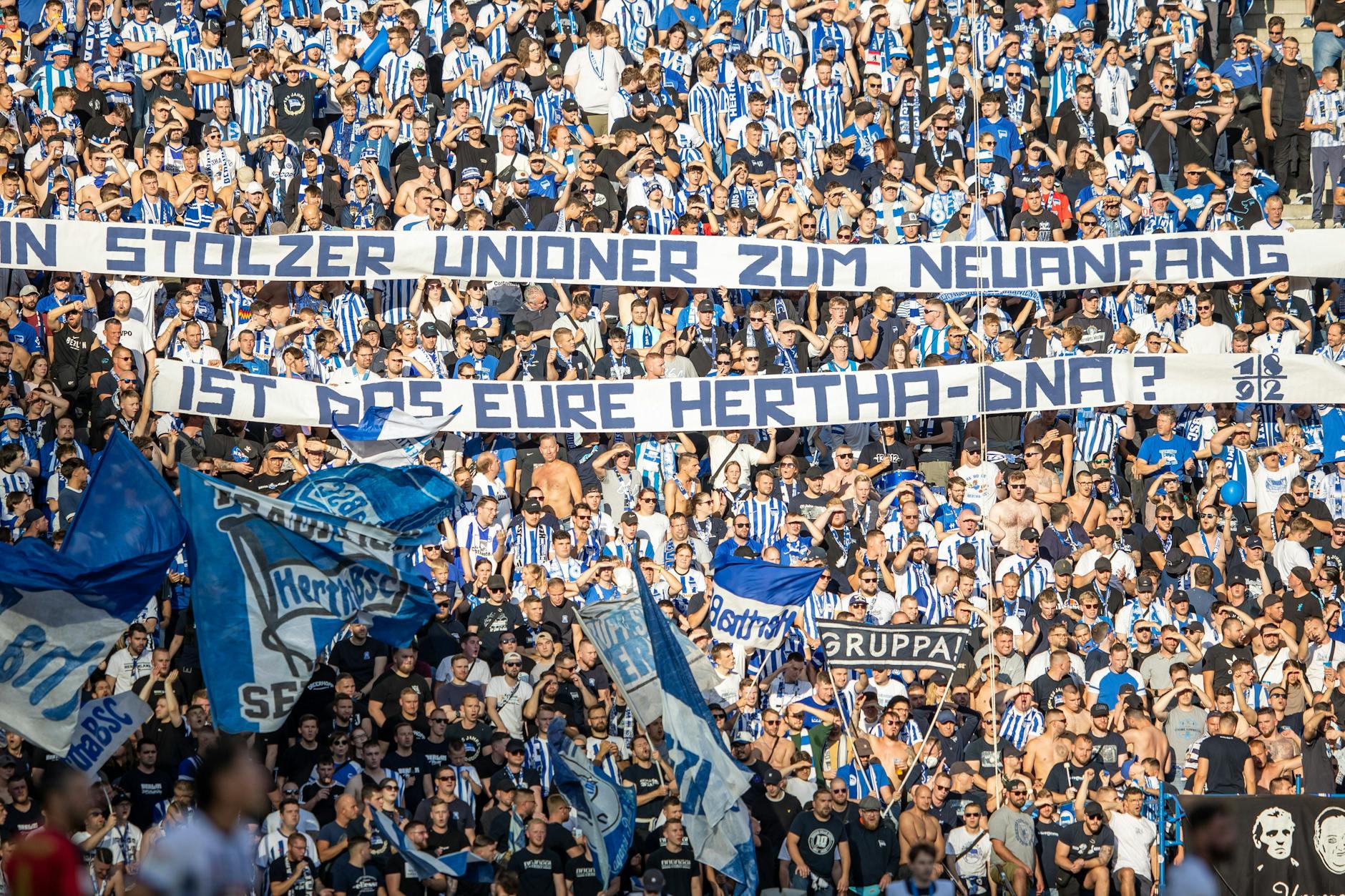 Ihren Unmut über die Verpflichtung von Toni Leistner brachten einige Hertha-Fans in der Ostkurve während des Spiels gegen Wehen Wiesbaden mit einem Banner zum Ausdruck.
