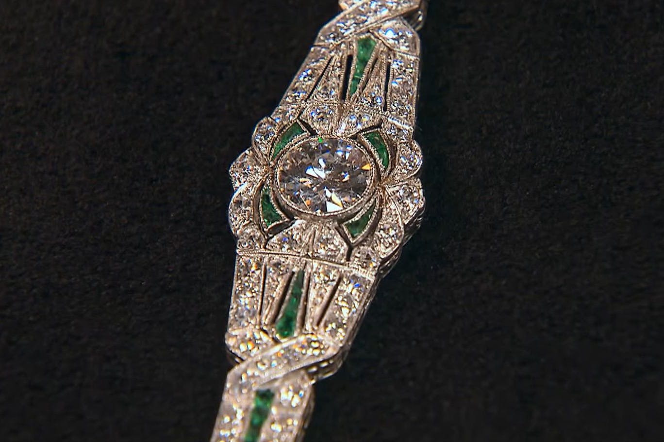 Ein echter Hingucker bei „Bares für Rares“ ist dieses üppig mit Diamanten besetzte Armband.