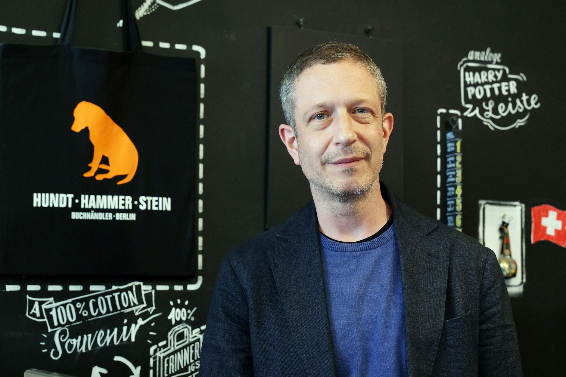 Kurt von Hammerstein in seiner Buchhandlung Hundt Hammer Stein in der Alten Schönhauser Straße.