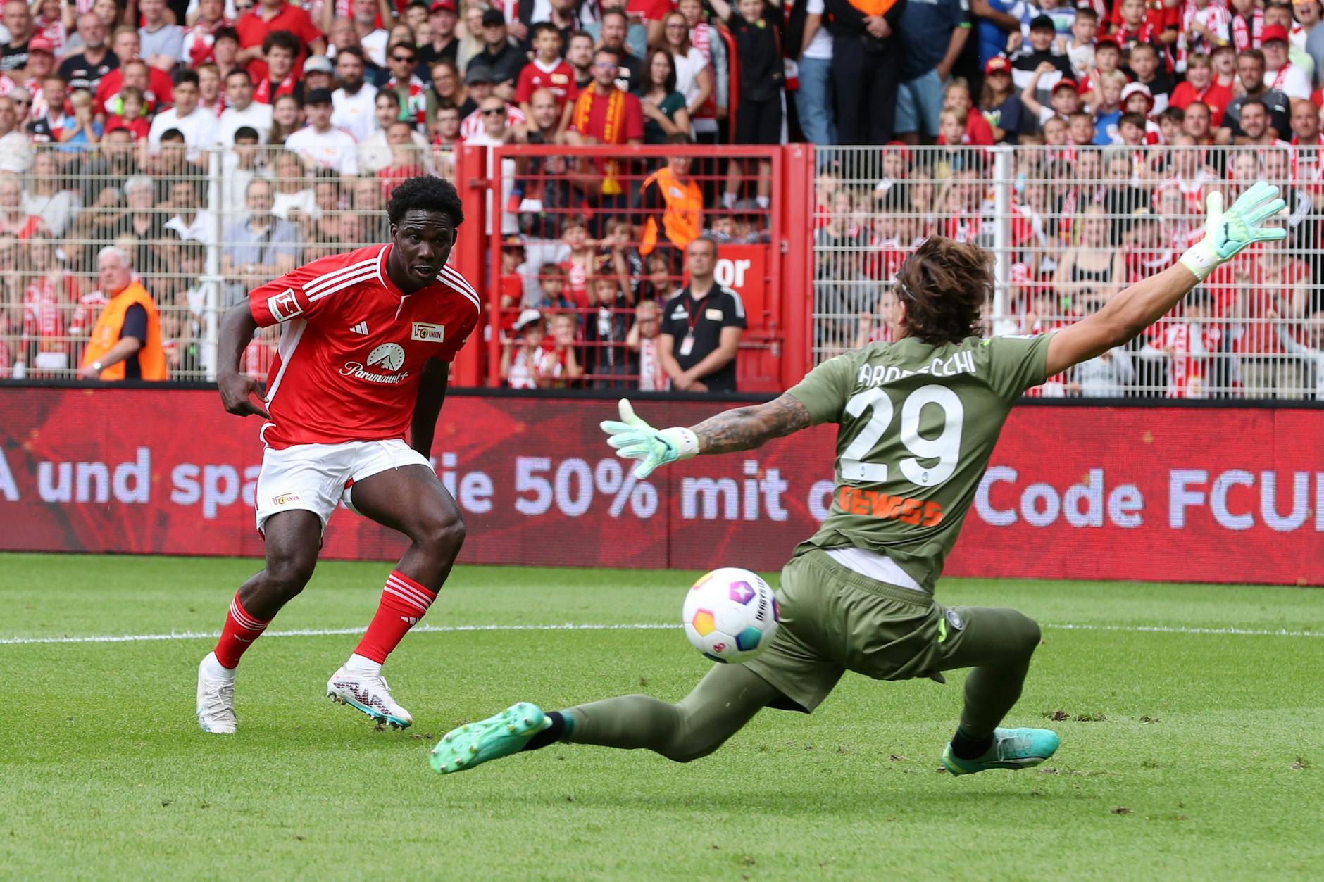 David Fofana (l.) erzielt den ersten seiner beiden Treffer beim Testspiel-Sieg gegen Atalanta Bergamo.
