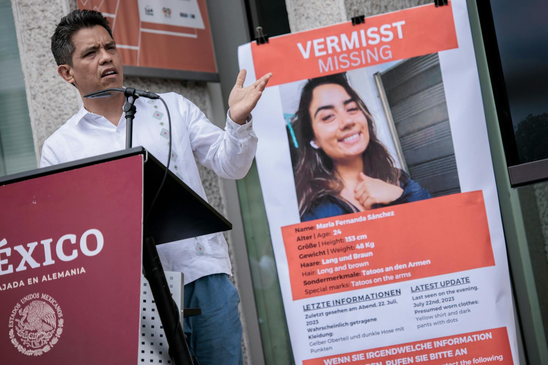 Francisco Quiroga, mexikanischer Botschafter in Berlin, bei der Solidaritätskundgebung für die vermisste Studentin (24).