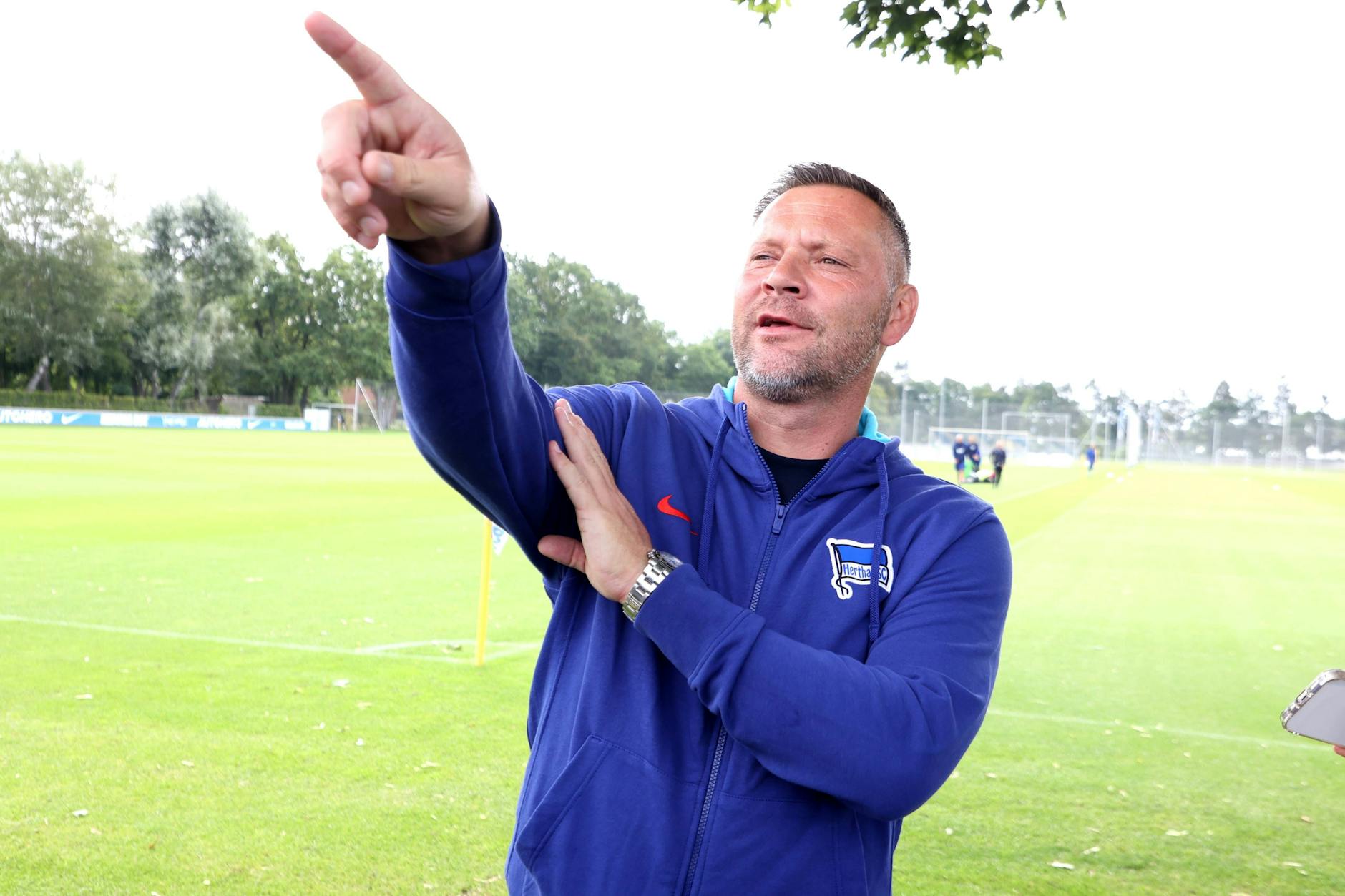 Herthas Trainer Pal Dardai zeigt es an, wo die ungenauen Schüsse seiner Spieler beim 0:1 gegen Wehen Wiesbaden hingingen: weit nach oben.