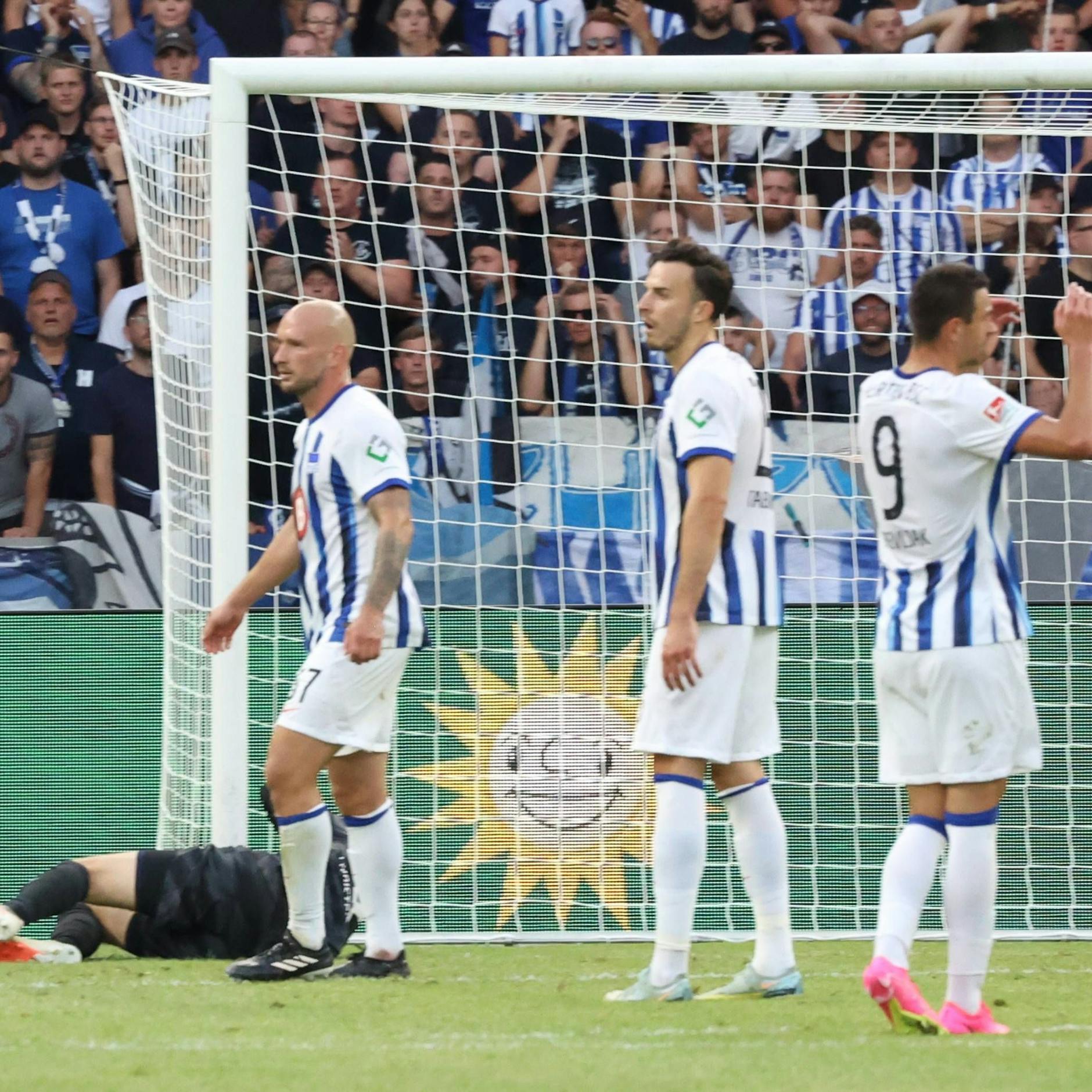 Herthas neue Spieler Toni Leistner, Haris Tabakovic und Smail Prevljak (v.l.n.r) nach dem 0:1-Schock in der Nachspielzeit. 
