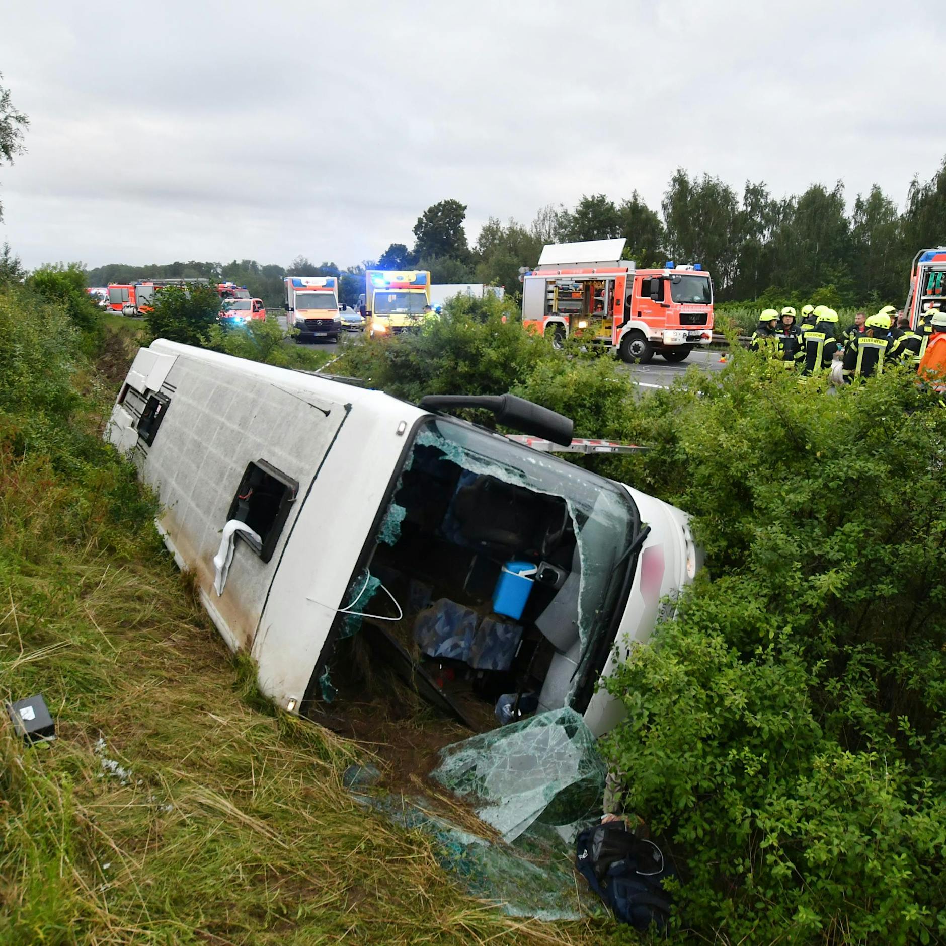 Schwerer Reisebus-Unfall bei Hannover: Dramatische Bilder, viele Verletzte!