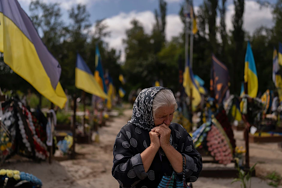 Eine Frau trauert in Kiew am Grab ihres jüngsten Sohnes, der im Krieg gegen Russland getötet wurde.  