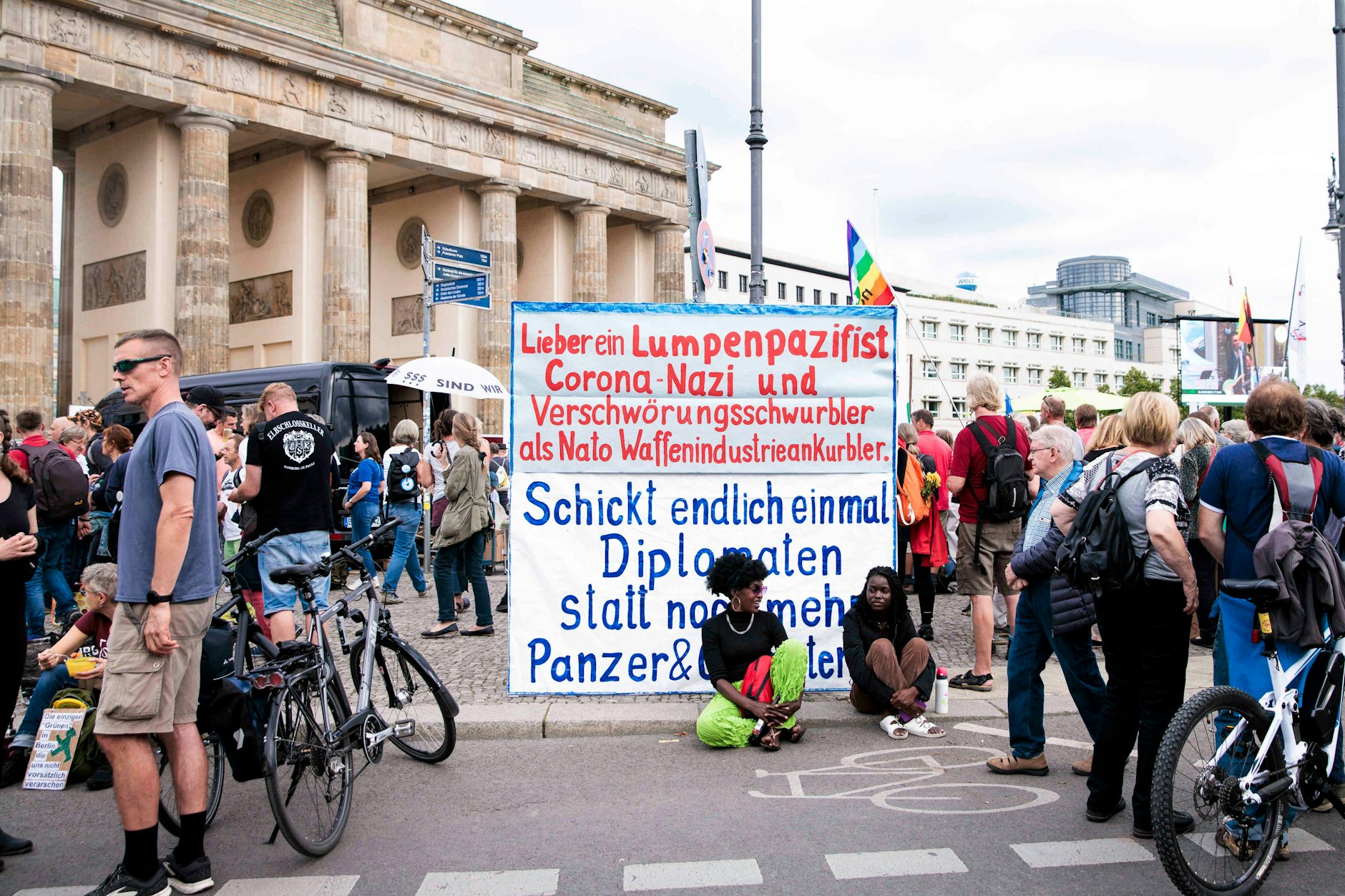 Kritiker der Corona-Politik haben sich am Samstag vor dem Brandenburger Tor versammelt.&nbsp;
