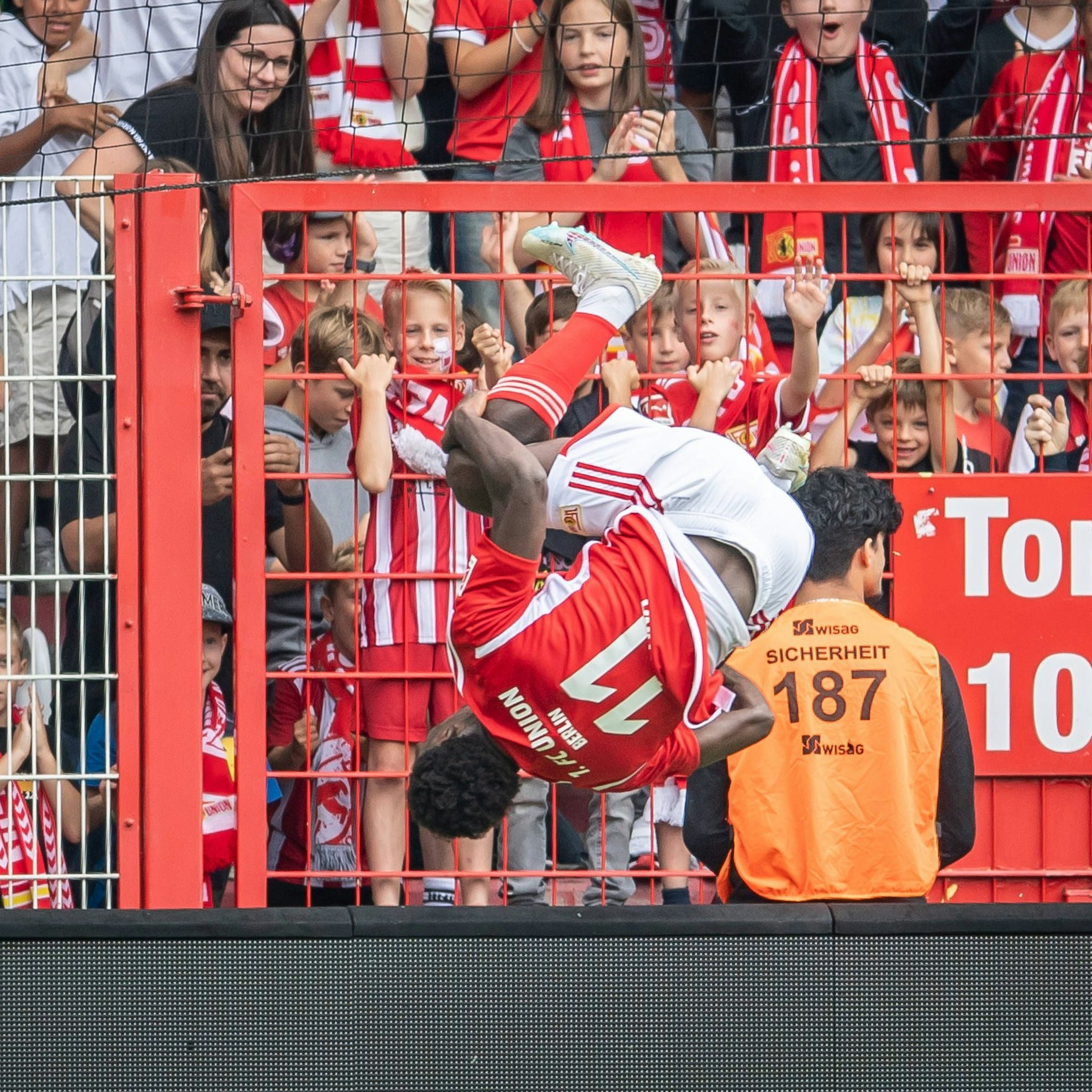 Da hebt er ab zum artistischen Kunststück. Unions David Fofana mit Jubel-Salto nach seinem Tor zum 3:0.