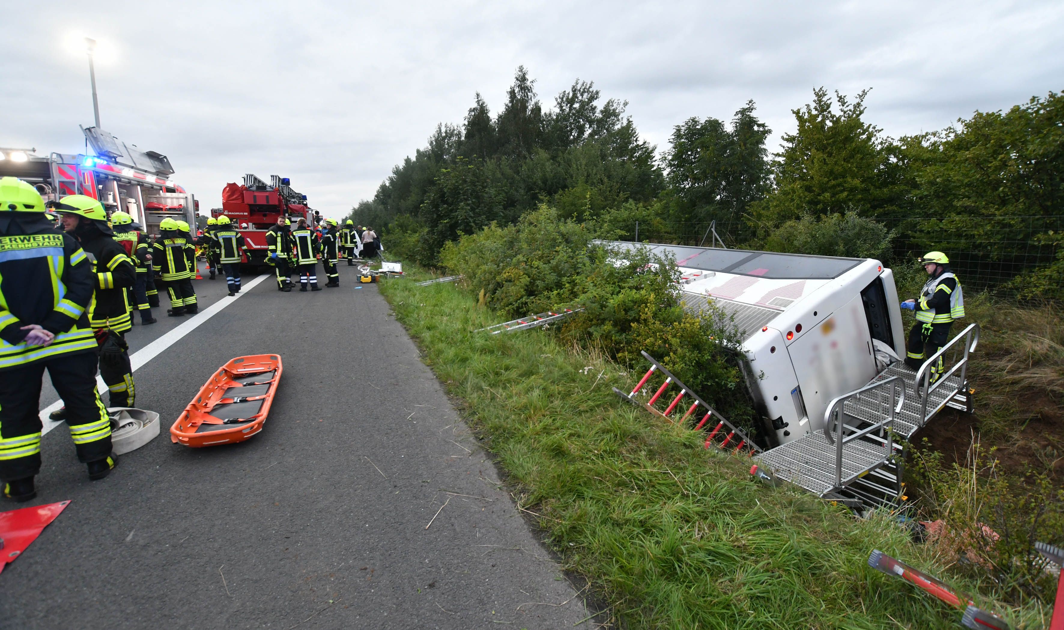 Schwerer Reisebus-Unfall Bei Hannover: Dramatische Bilder, Viele Verletzte!