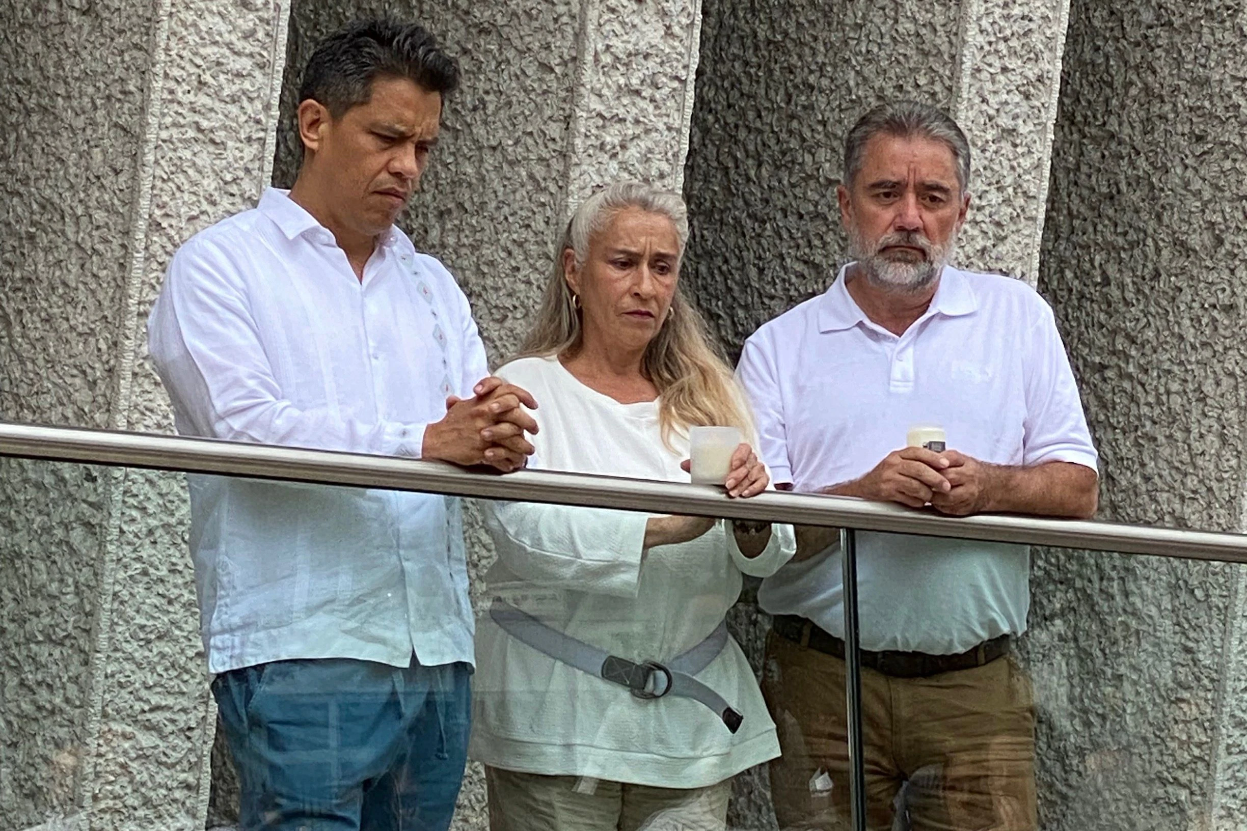 Der mexikanische Botschafter Francisco Quiroga (li.) und Marias&nbsp; Eltern, Carolina Castañeda und Javier Sanchez, bei der Solidaritätskundgebung in Berlin