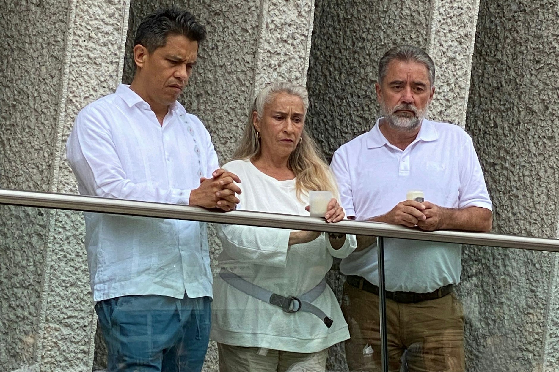 Der mexikanische Botschafter Francisco Quiroga (li.) und Marias&nbsp; Eltern, Carolina Castañeda und Javier Sanchez, bei der Solidaritätskundgebung in Berlin