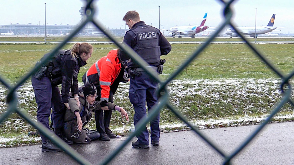 Bundespolizei und ein Sicherheitsmitarbeiter stehen mit einem sichergestellten Bolzenschneider an einem Zaun am BER-Flughafen. Aktivisten der Letzten Generation hatten versucht, auf das Rollfeld zu gelangen. (Archivbild)