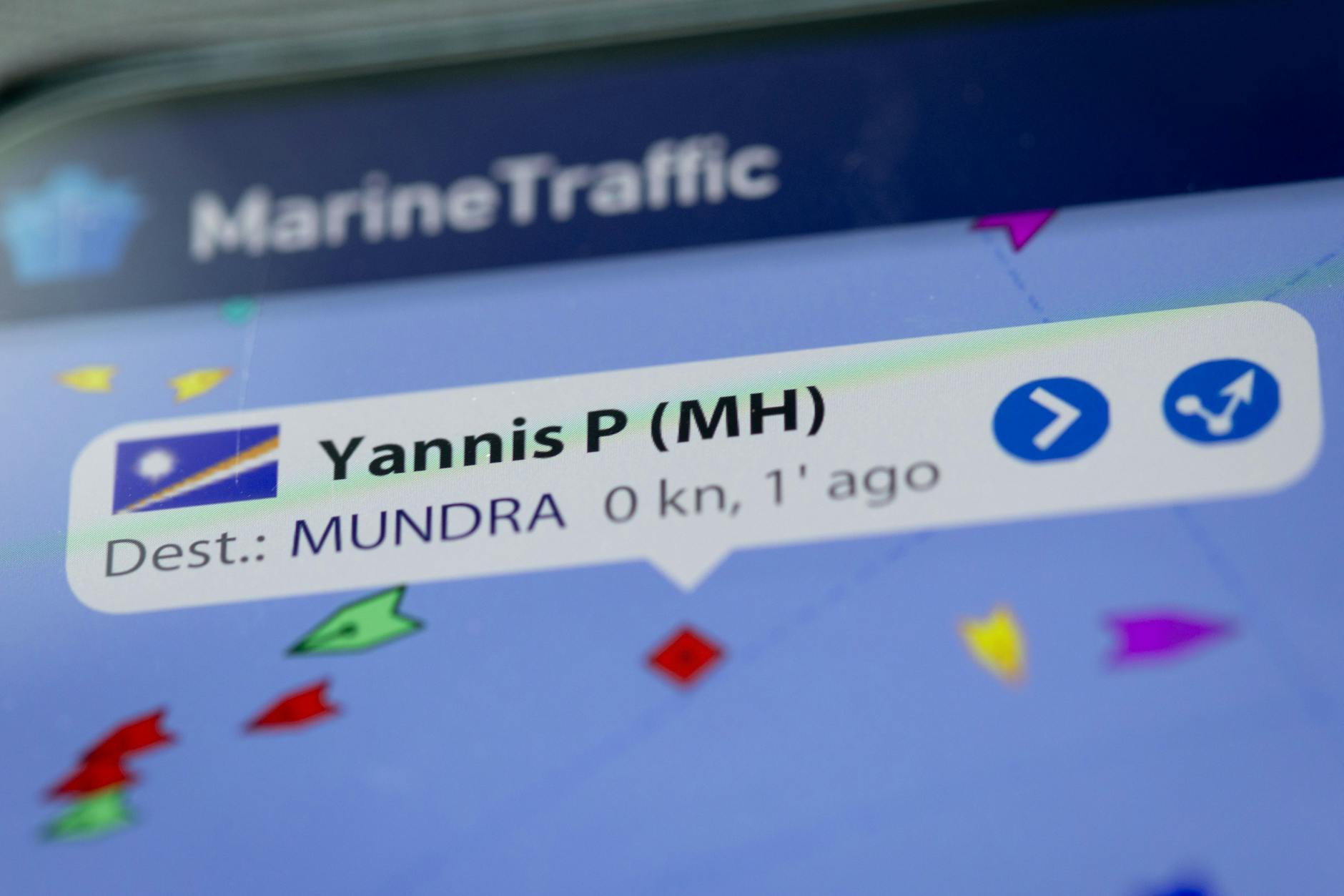 Auf dem Display eines Smartphones wird in der App MarineTraffic die aktuelle Position des Öltankers „Yannis P.“ angezeigt. Der 274 Meter lange, mit Rohöl beladene Tanker hat nördlich von Rügen einen Defekt.