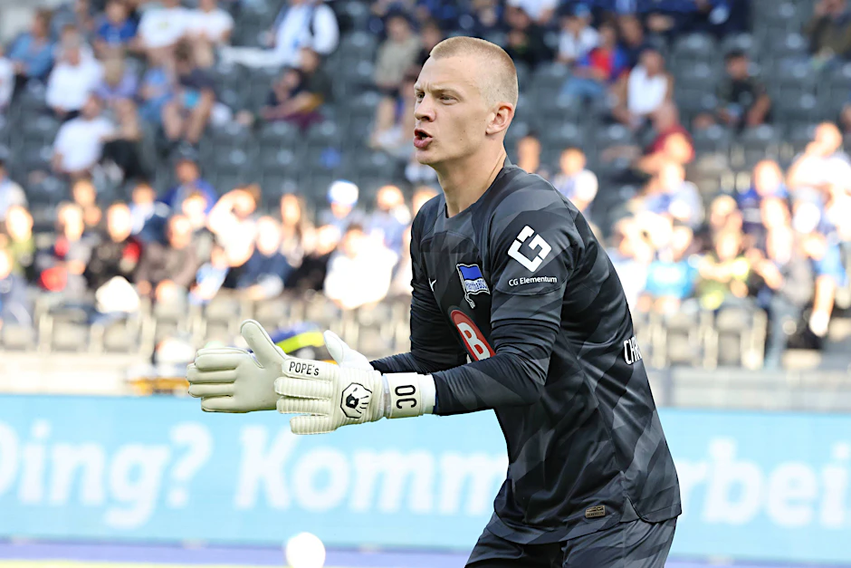 Stand Oliver Christensen am Freitag zum letzten mal beim 0:1 gegen Wiesbaden im Tor von Hertha BSC? Der AC Florenz bietet jetzt 6 Millionen Euro für den Keeper.