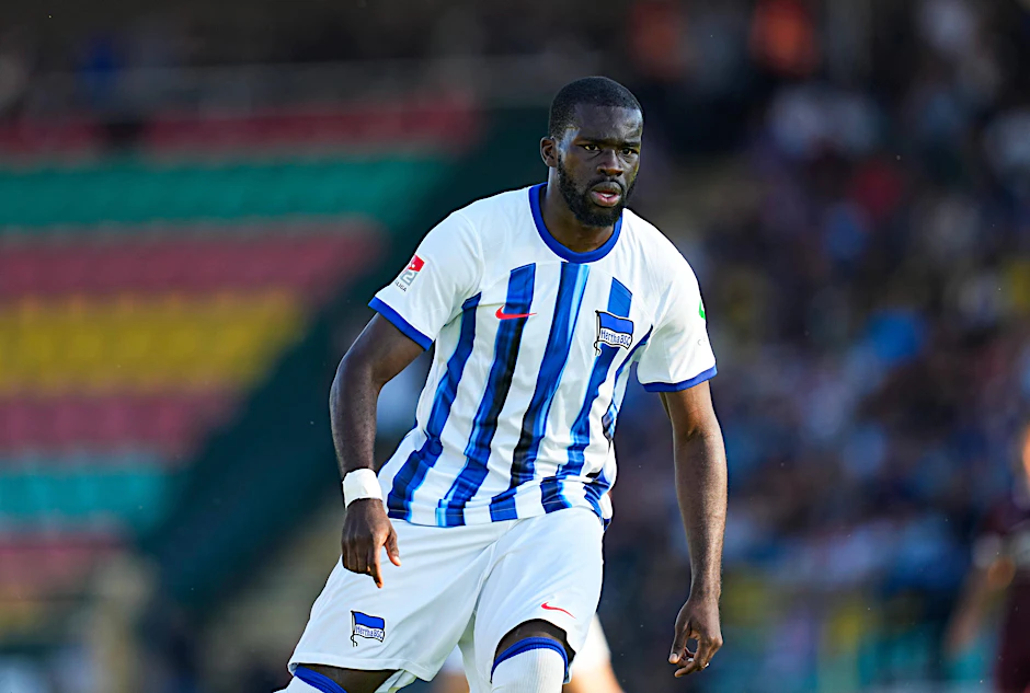 Das blau-weiße Trikot von Hertha BSC wird Problemstürmer Wilfried Kanga nicht mehr tragen.
