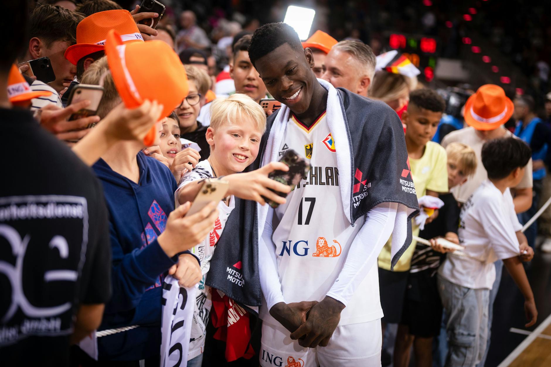 Dennis Schröder nahm sich nach dem Sieg gegen Schweden viel Zeit für Autogramme und Fotos mit den meist jungen Fans.