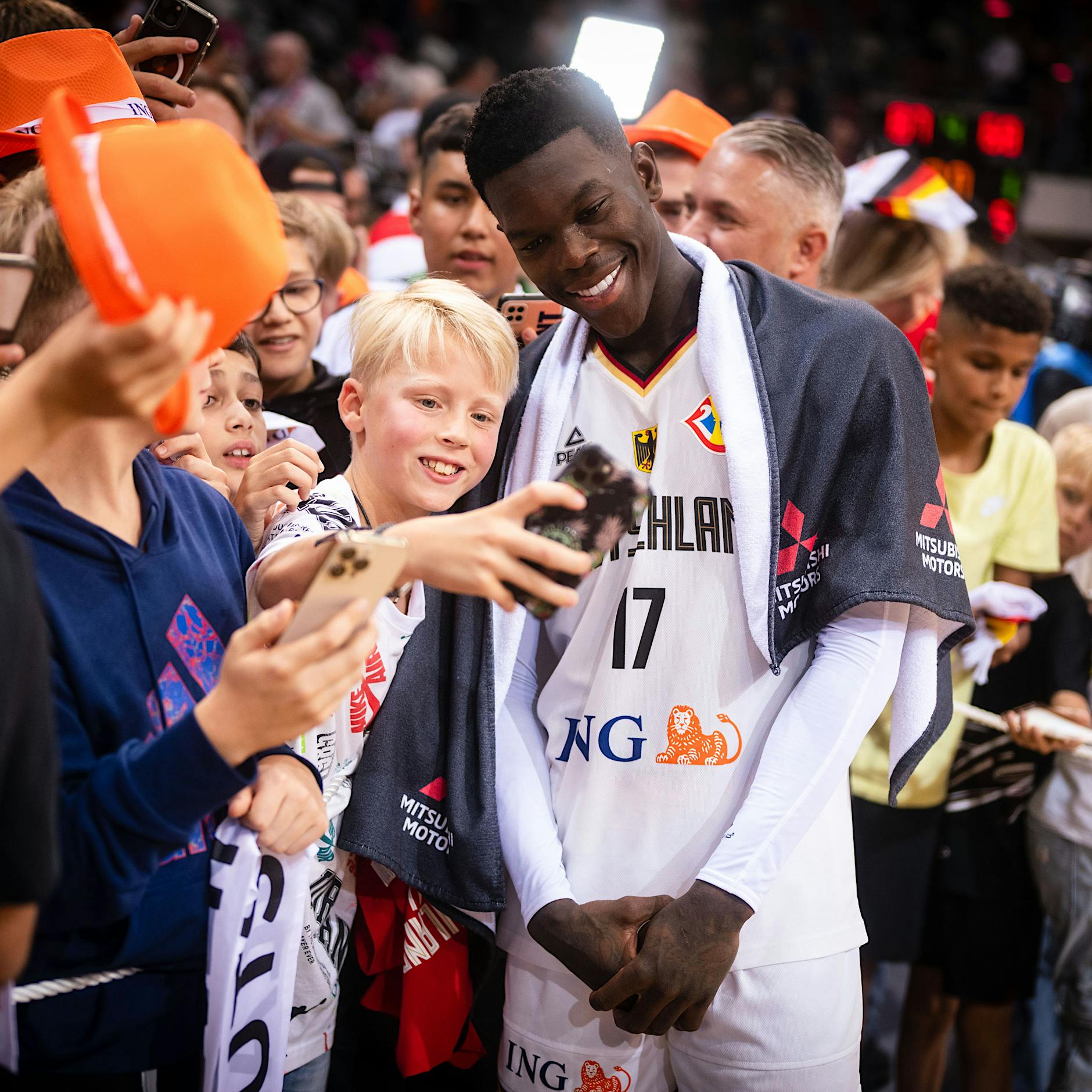 Dennis Schröder wird von den Fans gefeiert, schweigt aber zu einem Thema