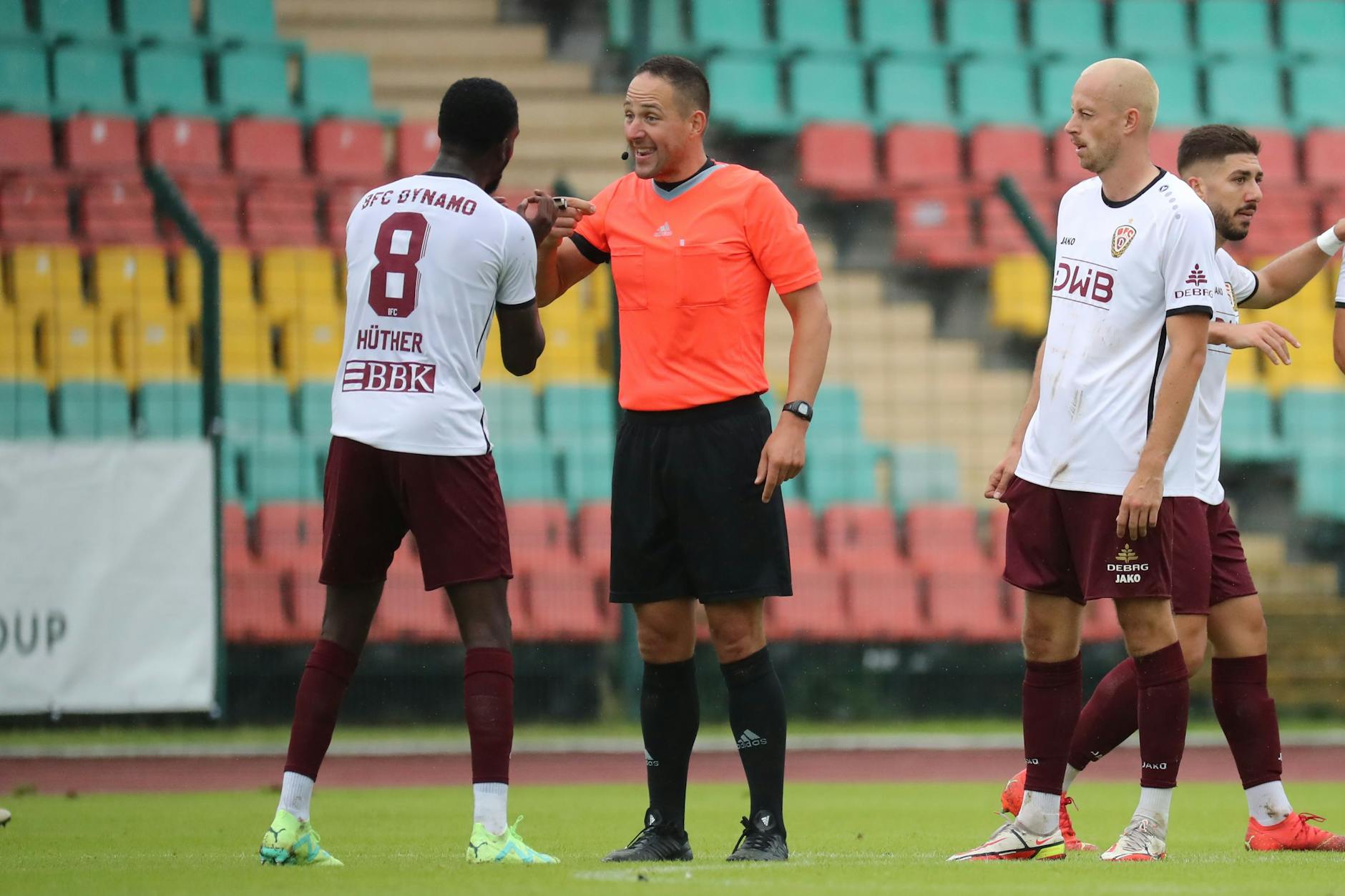 McMoordy Hüther diskutiert vergeblich, Schiri Henry Müller aus Cottbus stellt ihn wegen Jubelns vom Platz