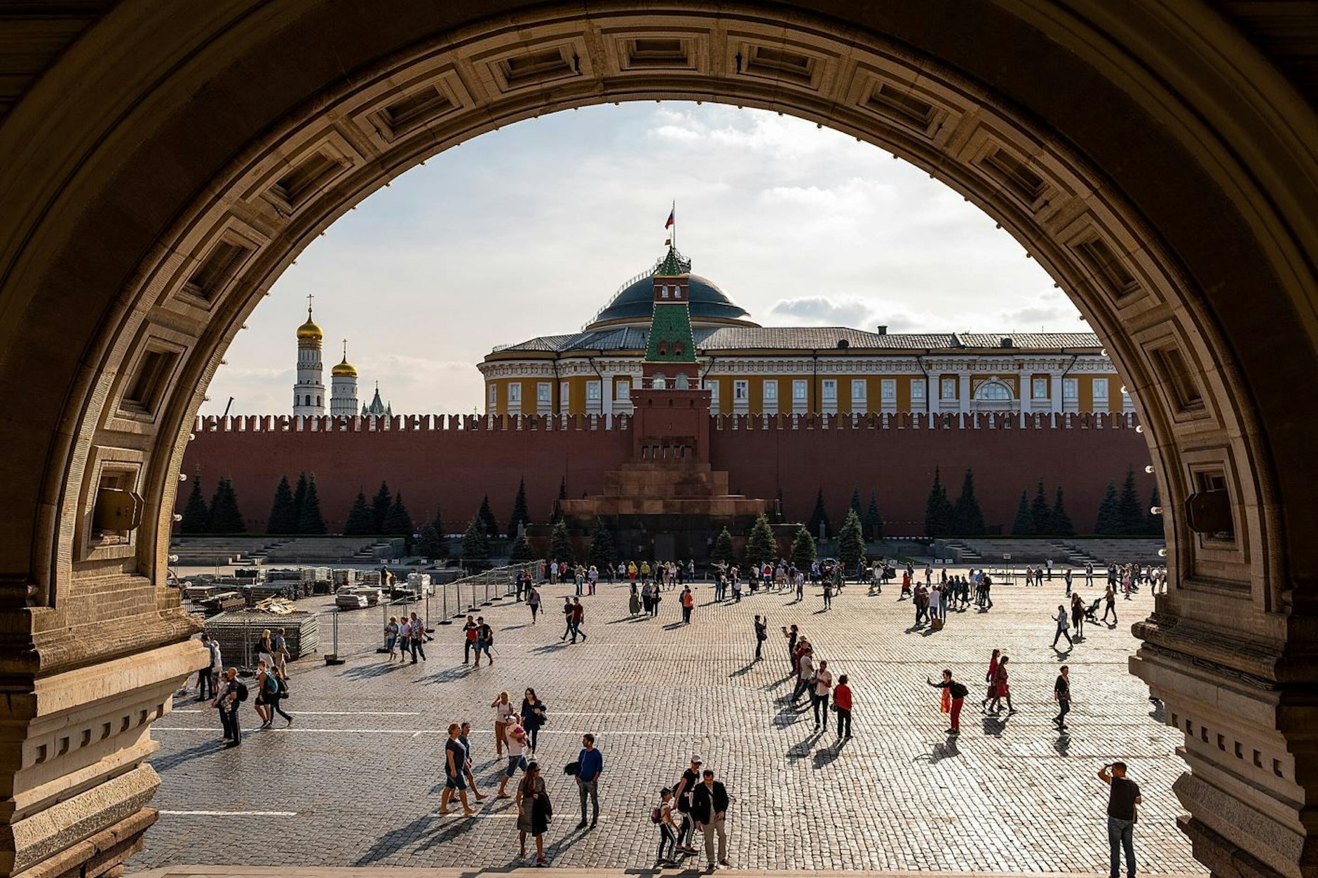 Moskau: Blick auf den Roten Platz mit dem Kreml. Seit dem 1. August können europäische Touristen mit einem E-Visum nach Russland: Wie geht das?