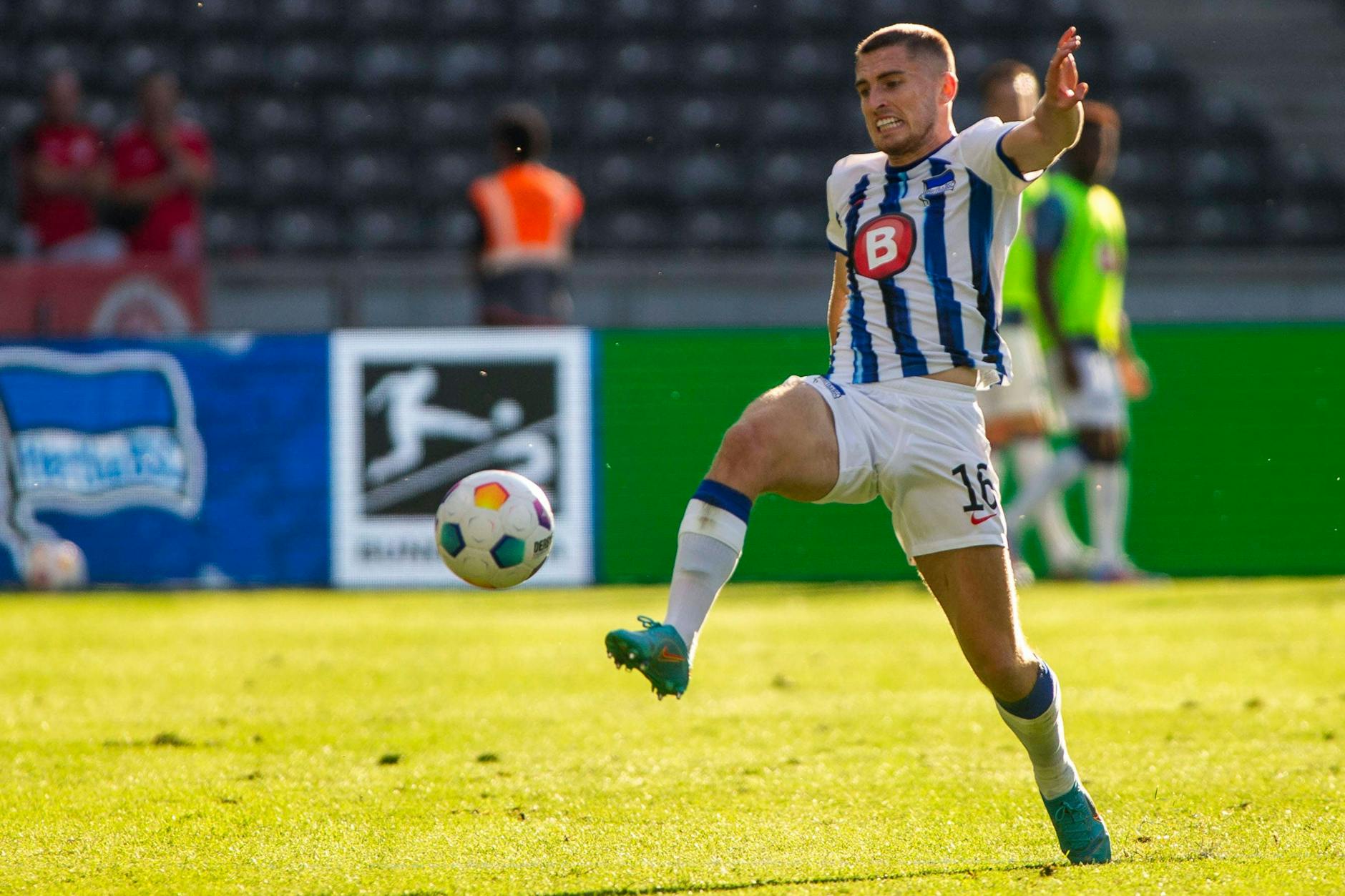 Jonjoe Kenny muss sich anstrengen, damit er bei Hertha BSC seinen Startplatz als rechter Außenverteidiger behält.