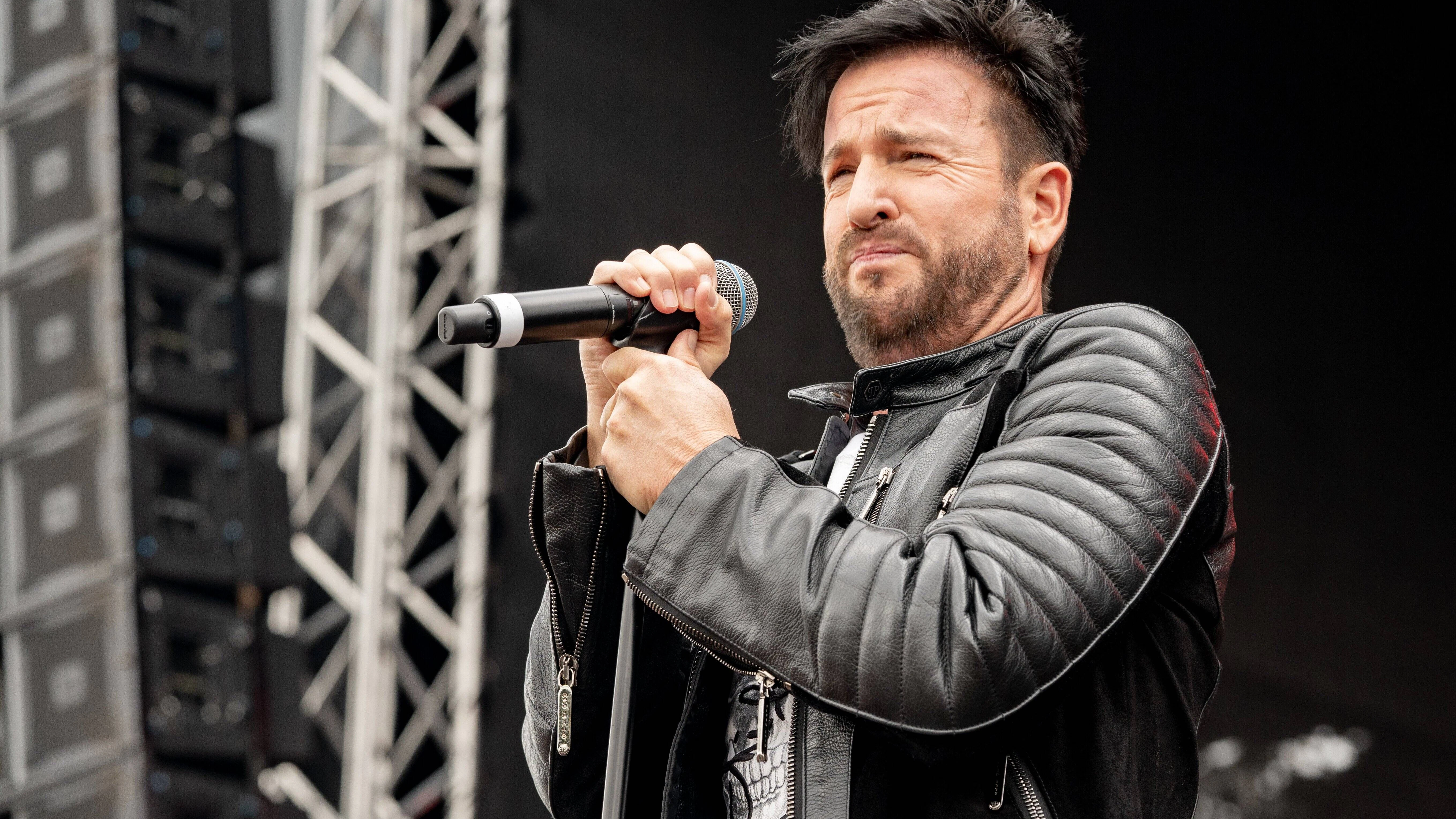 Wendler war in den vergangenen Jahren vor allem durch irre Aussagen zur Coronapandemie aufgefallen, die auch den Holocaust verharmlosten.