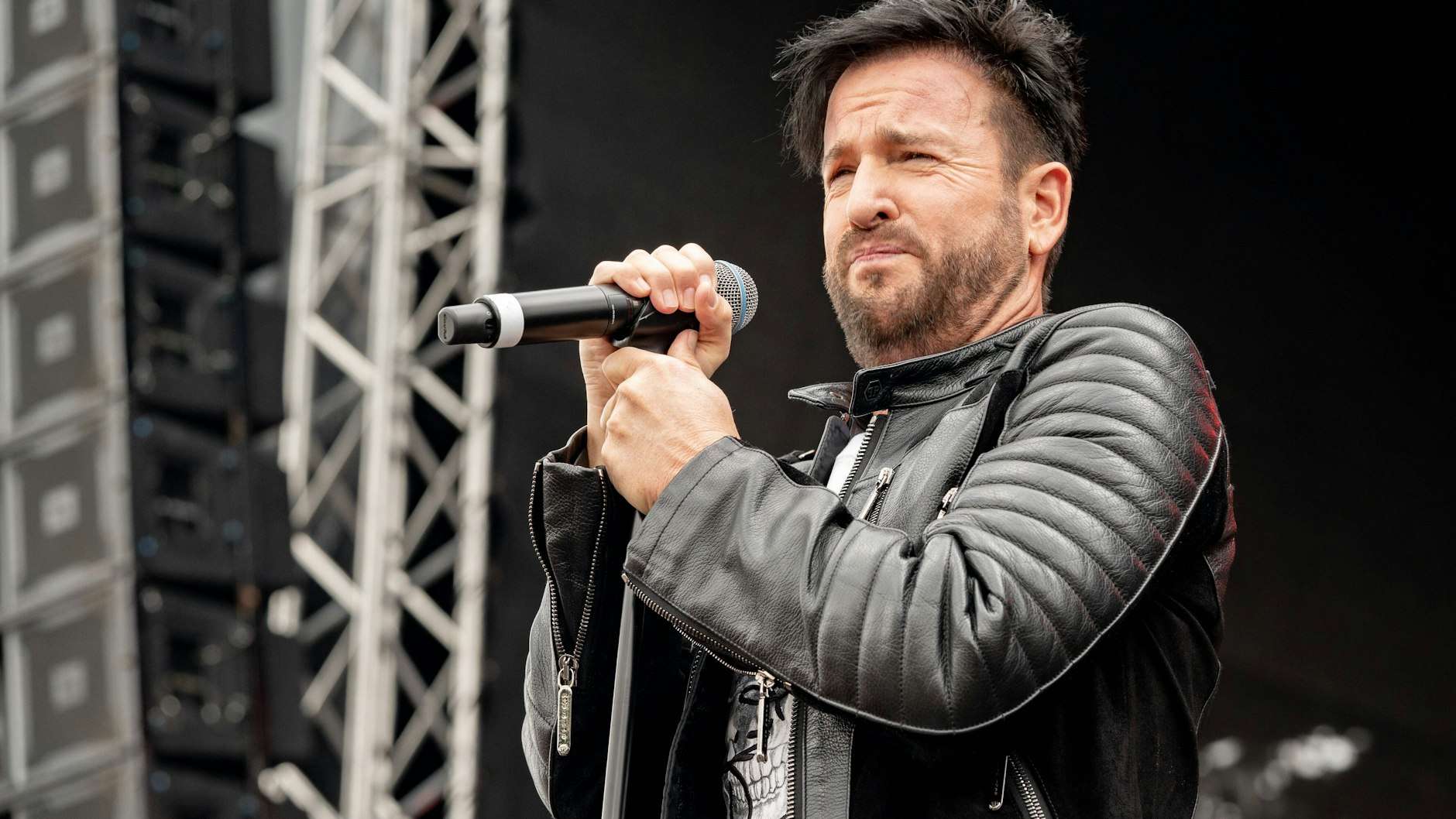 Wendler war in den vergangenen Jahren vor allem durch irre Aussagen zur Coronapandemie aufgefallen, die auch den Holocaust verharmlosten.
