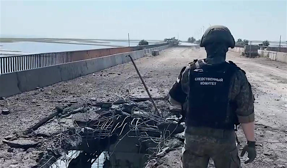 Ein russischer Ermittler steht nach einem Angriff auf der Tschonhar-Brücke (Archivbild).&nbsp;