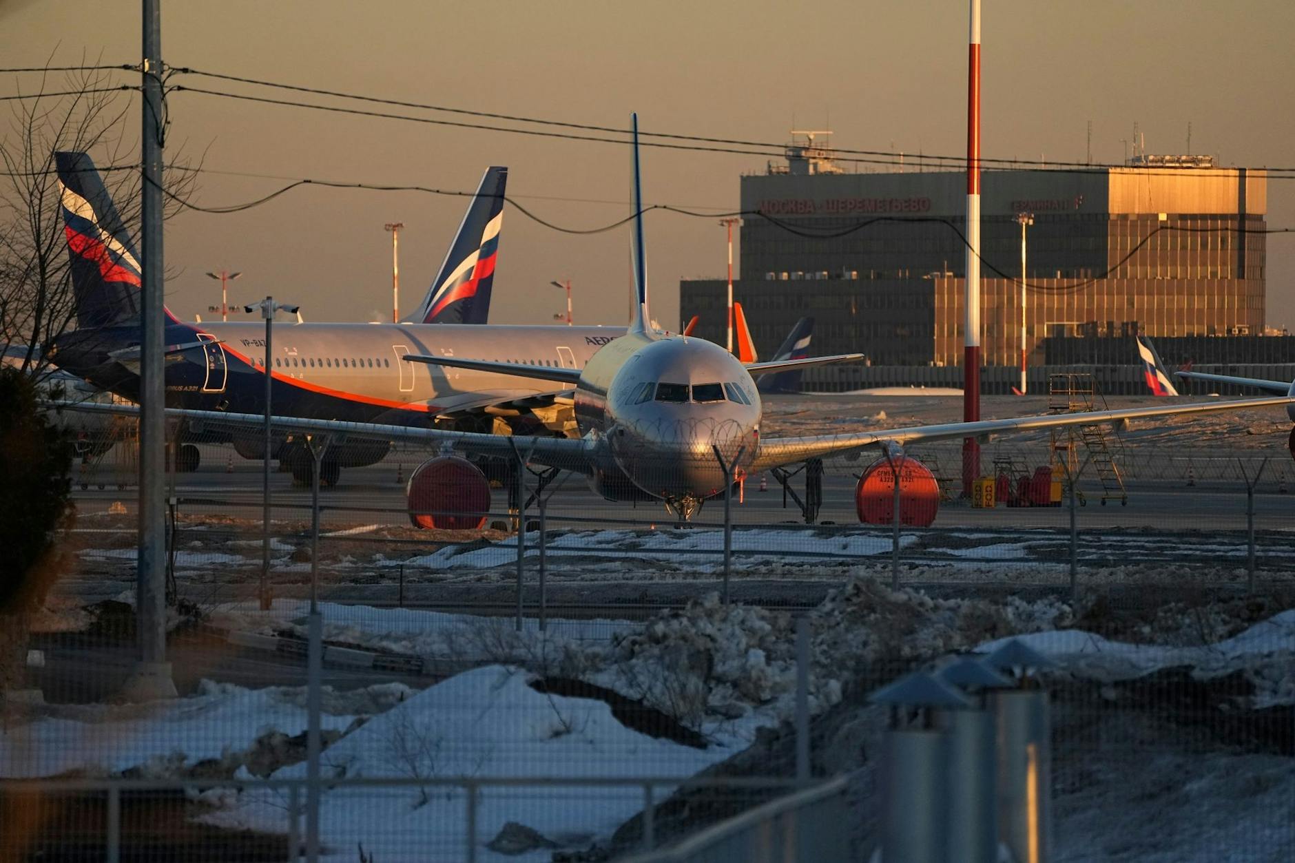 Aeroflot-Passagierflugzeuge stehen auf dem Flughafen Scheremetjewo außerhalb von Moskau.