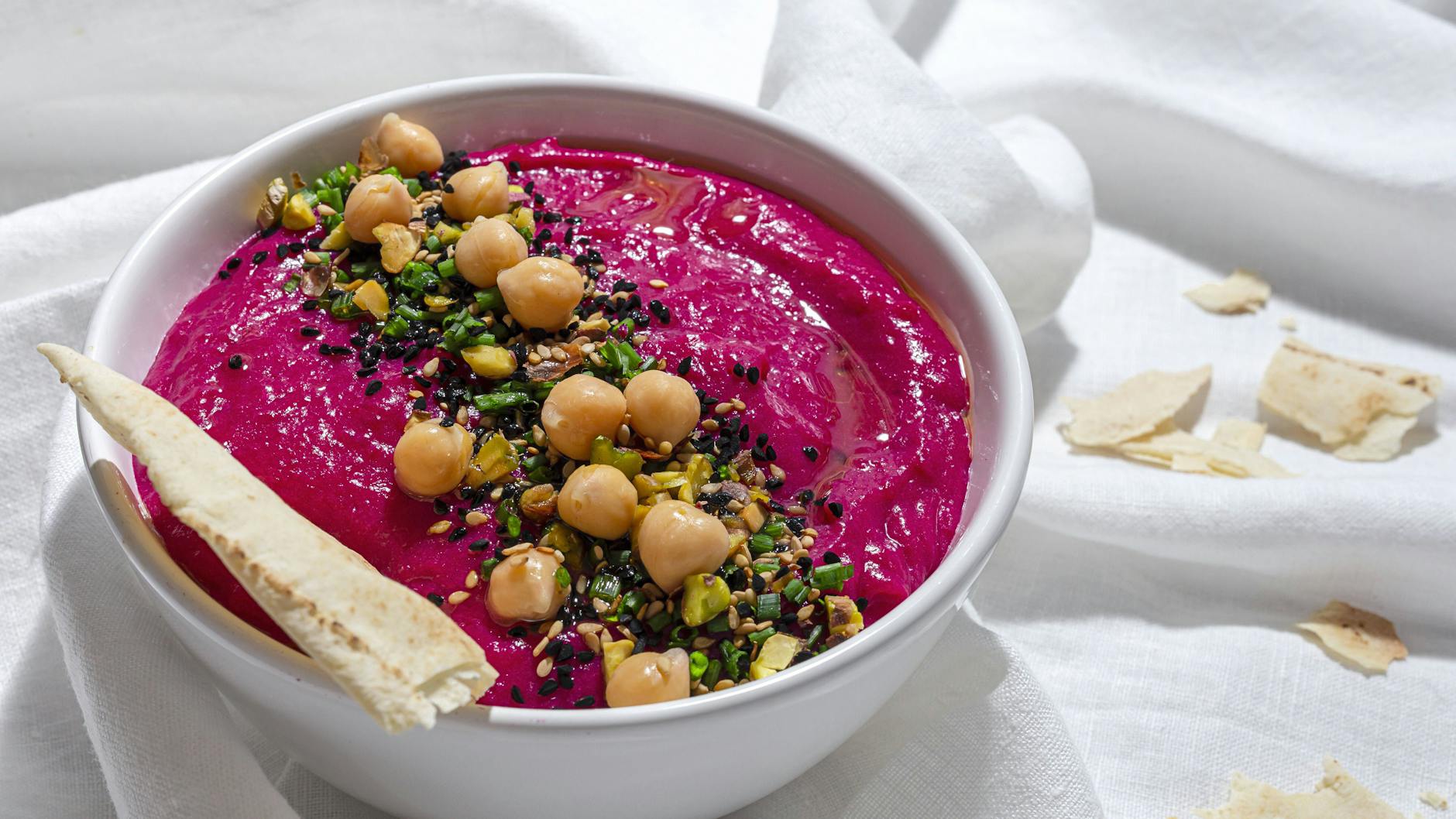 Pinker Hummus passt perfekt als Brotaufstrich oder Dip mit Gemüse!