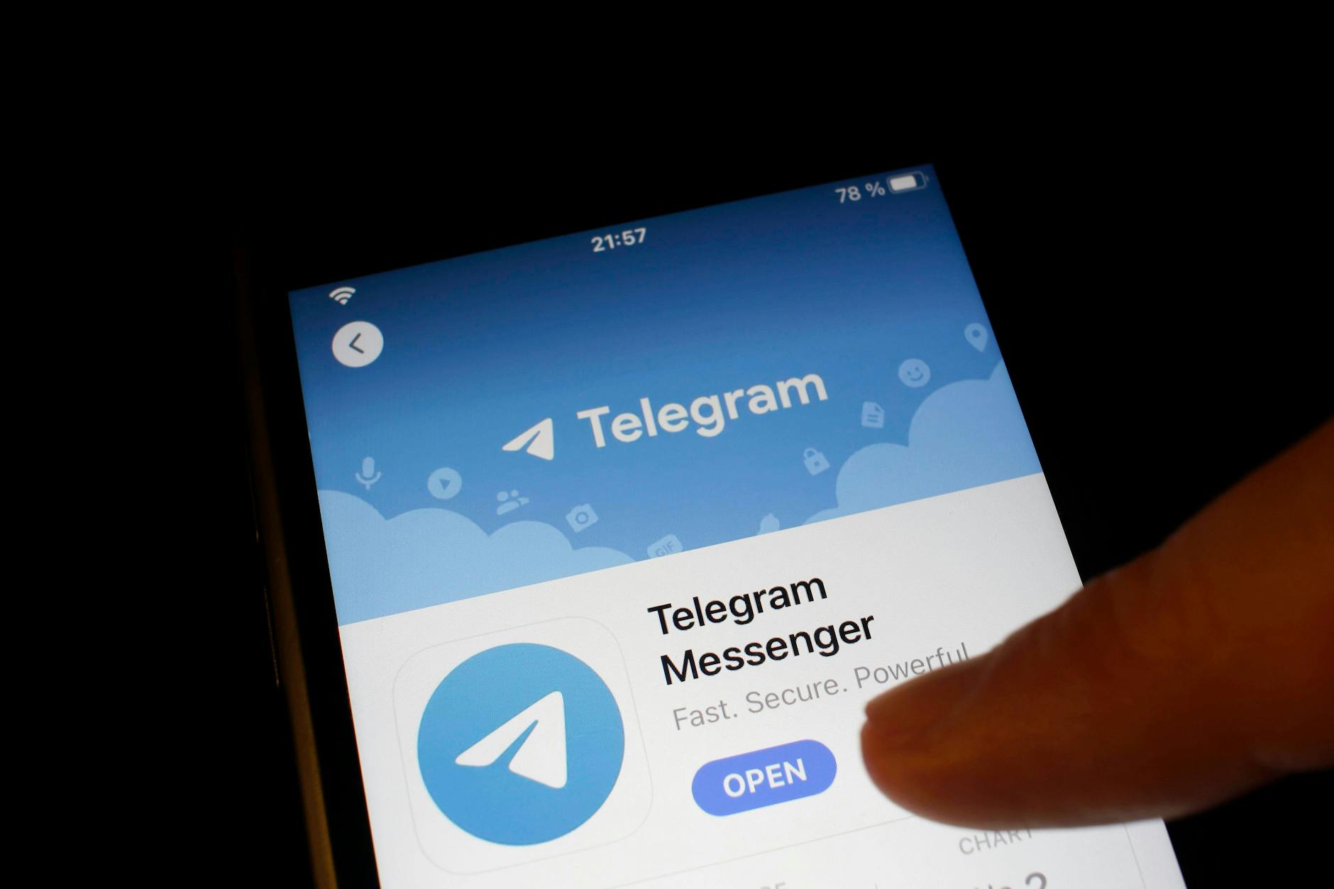 Eine hat sich die Messenger-App Telegram auf ihr Smartphone heruntergeladen. 
