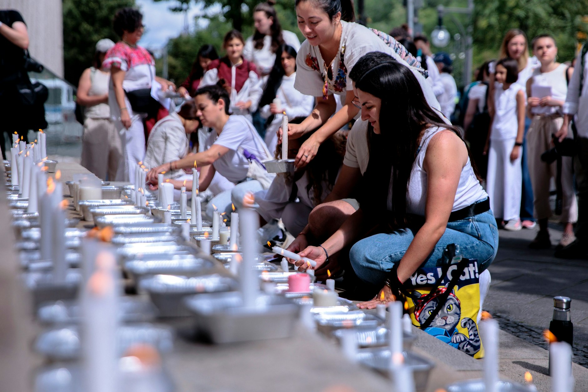 Die Teilnehmer einer Kundgebung vor der mexikanischen Botschaft trugen am Sonnabend zum Zeichen der Hoffnung Weiß und zündeten Kerzen an. Zu dieser Zeit galt die 24-jährige María S. noch als vermisst.