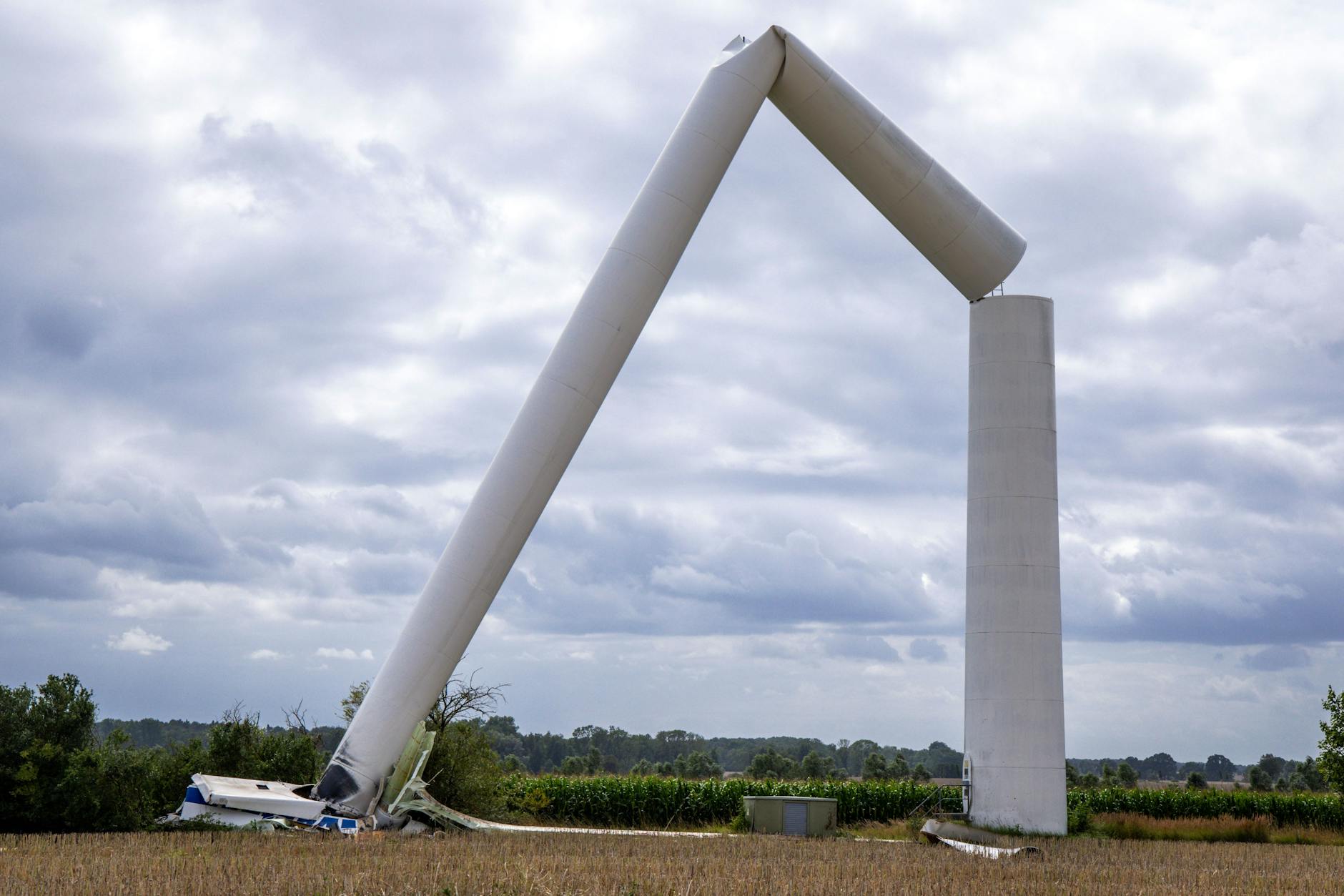 Die Reste eines vom Sturm abgeknickten Windrades stehen auf einem abgeernteten Rapsfeld südlich von Gnoien. Die anderen fünf Turbinen in dem Windpark wurden vorsorglich angehalten.