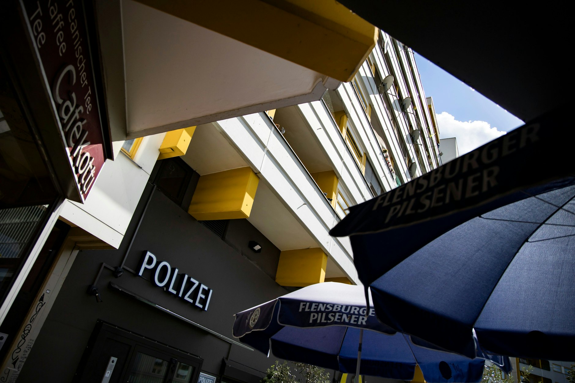 Die Eingangstür zur Polizeiwache am Kottbusser Tor liegt direkt neben dem Café Kotti.