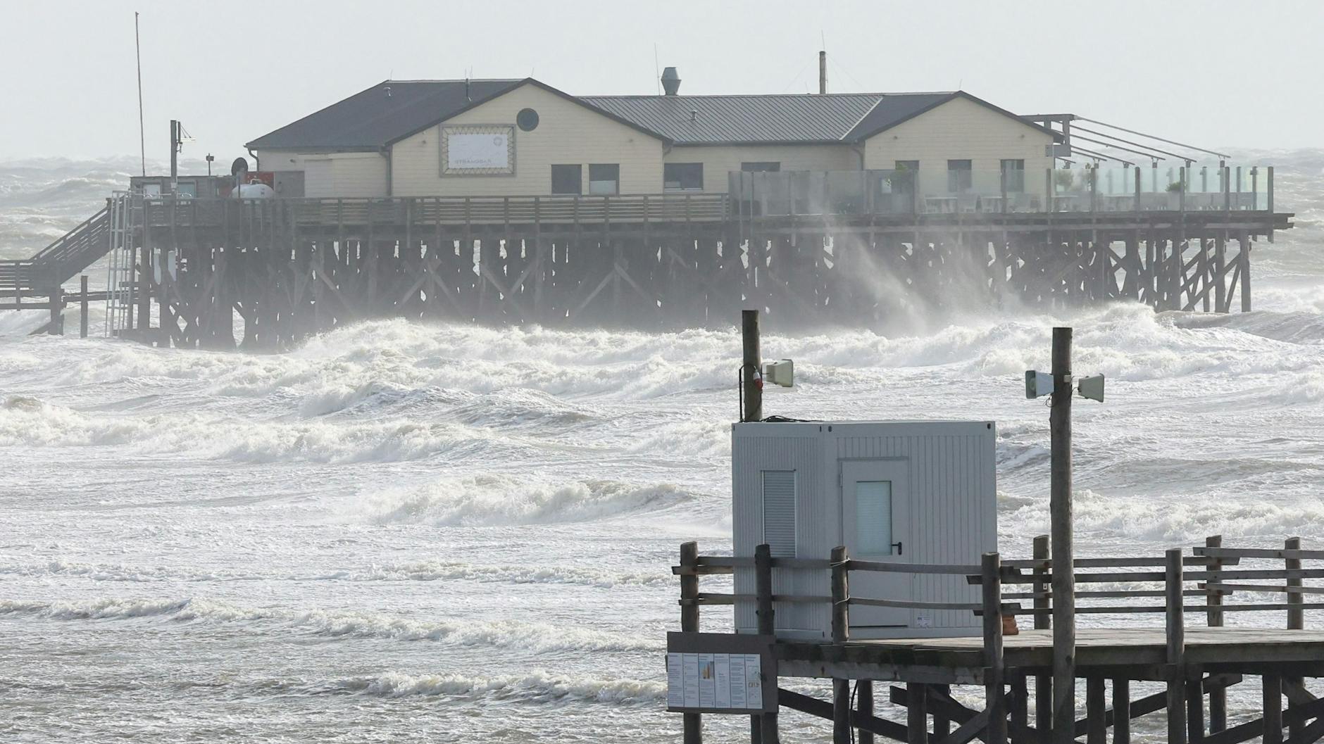 Sturm an der Nordsee: Ein Pfahlbaut ist am überfluteten Strand von Sankt Peter Ording zu sehen.